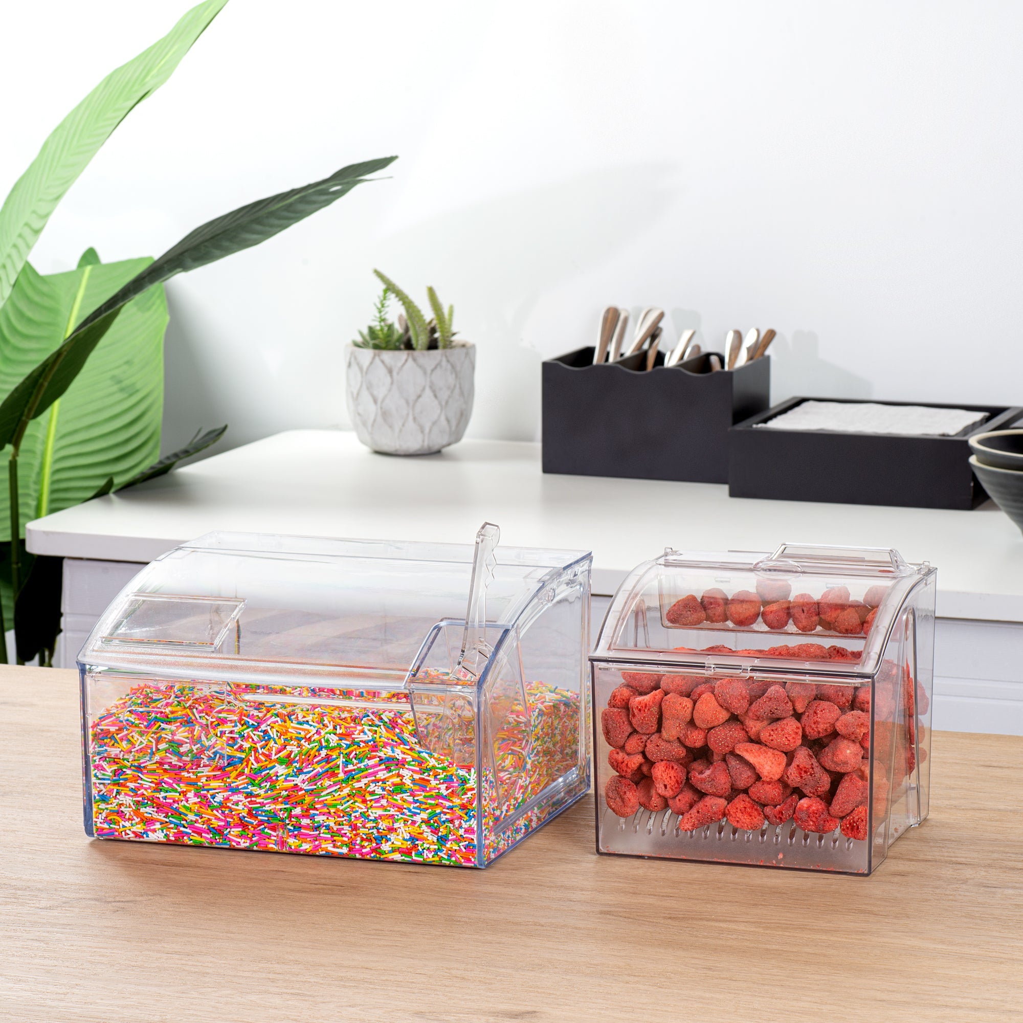 Met Lux 1.5 Gal Clear Plastic Topping Bin - 25 Cup, with Scoop - 7 3/4" x 6 3/4" x 7 3/4" - 1 count box