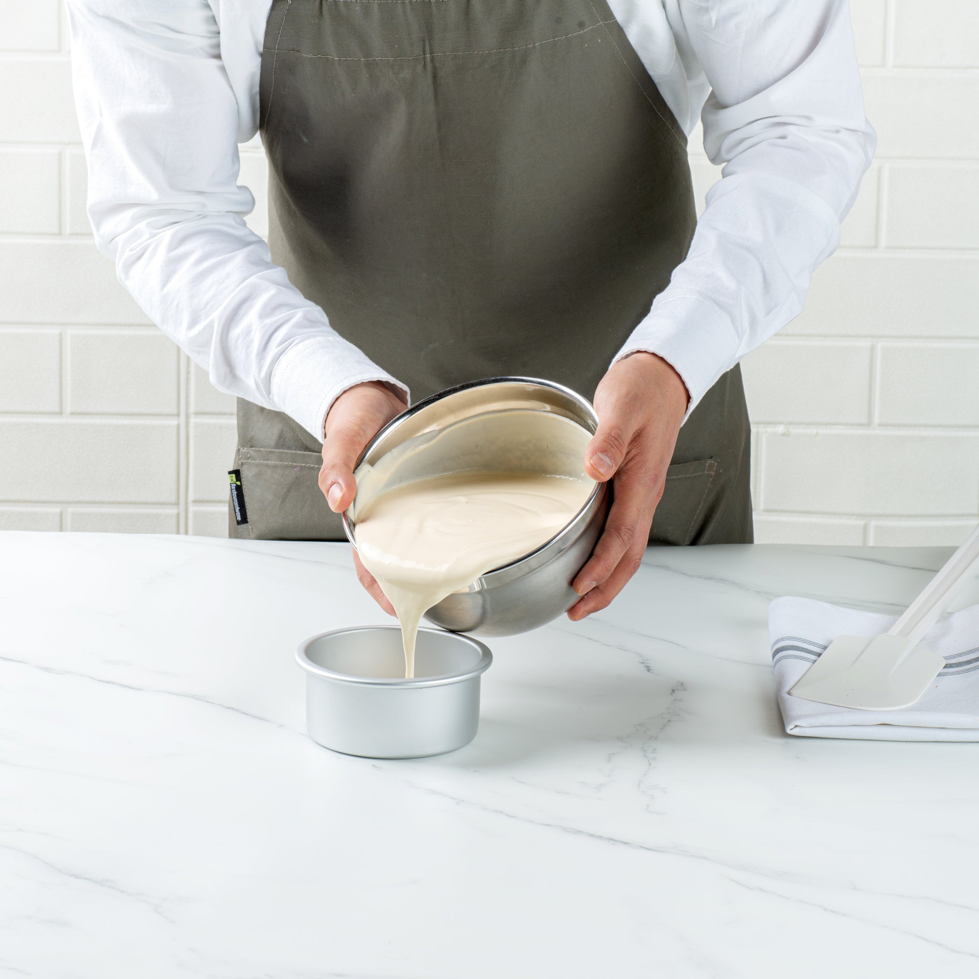 Met Lux Round Aluminum Straight-Sided Cake Pan - 4" x 4" x 2" - 1 count box