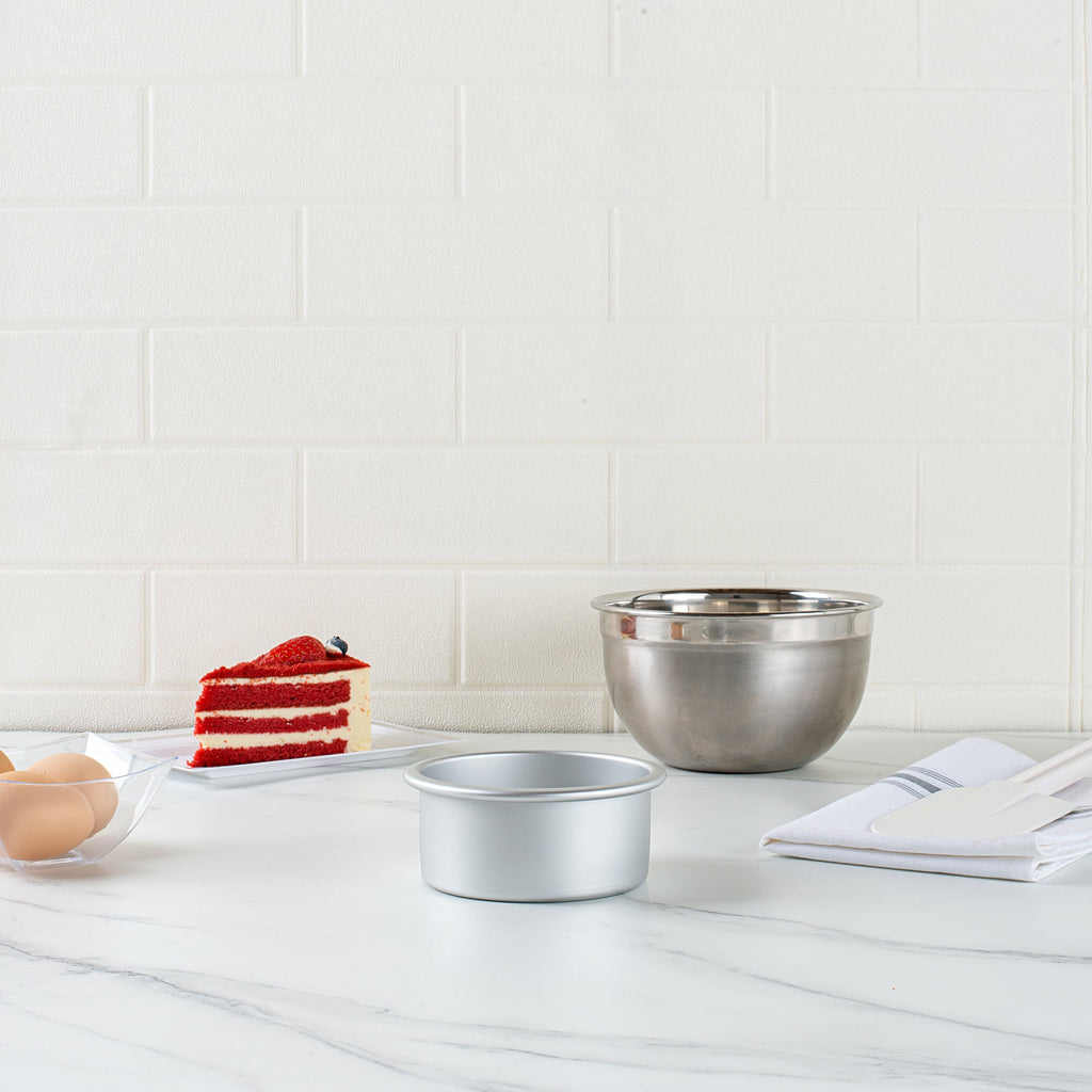 Met Lux Round Aluminum Straight-Sided Cake Pan - 4" x 4" x 2" - 1 count box