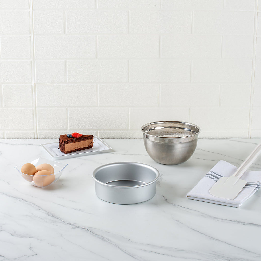 Met Lux Round Aluminum Straight-Sided Cake Pan - 6" x 6" x 2" - 1 count box