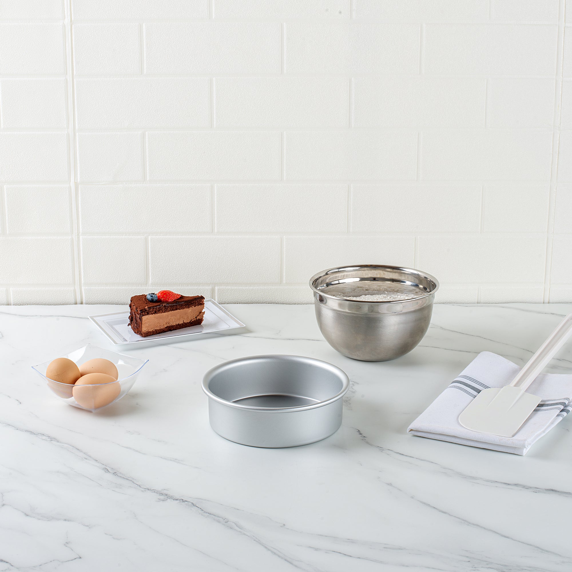 Met Lux Round Aluminum Straight-Sided Cake Pan - 6" x 6" x 2" - 1 count box