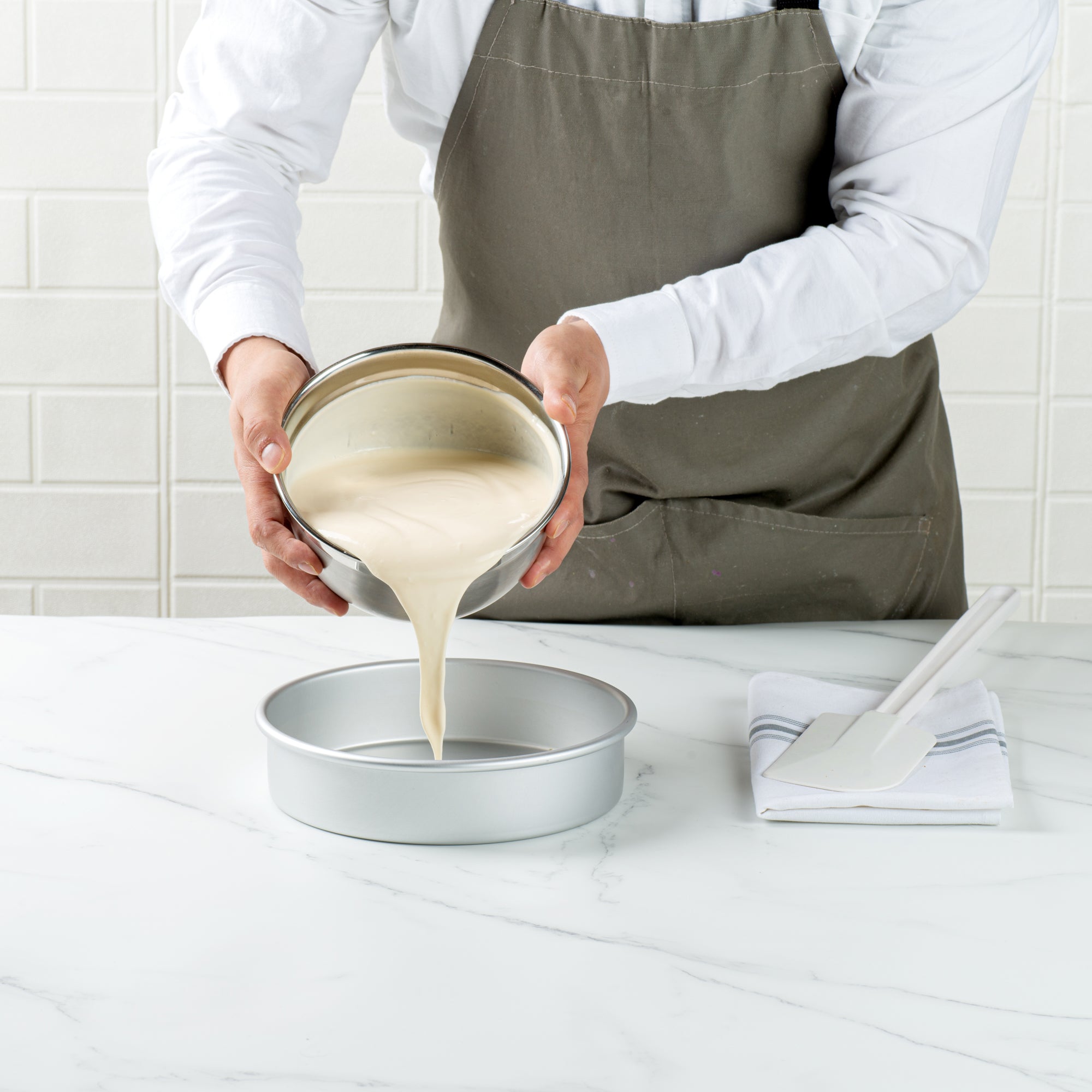 Met Lux Round Aluminum Straight-Sided Cake Pan - 8" x 8" x 2" - 1 count box