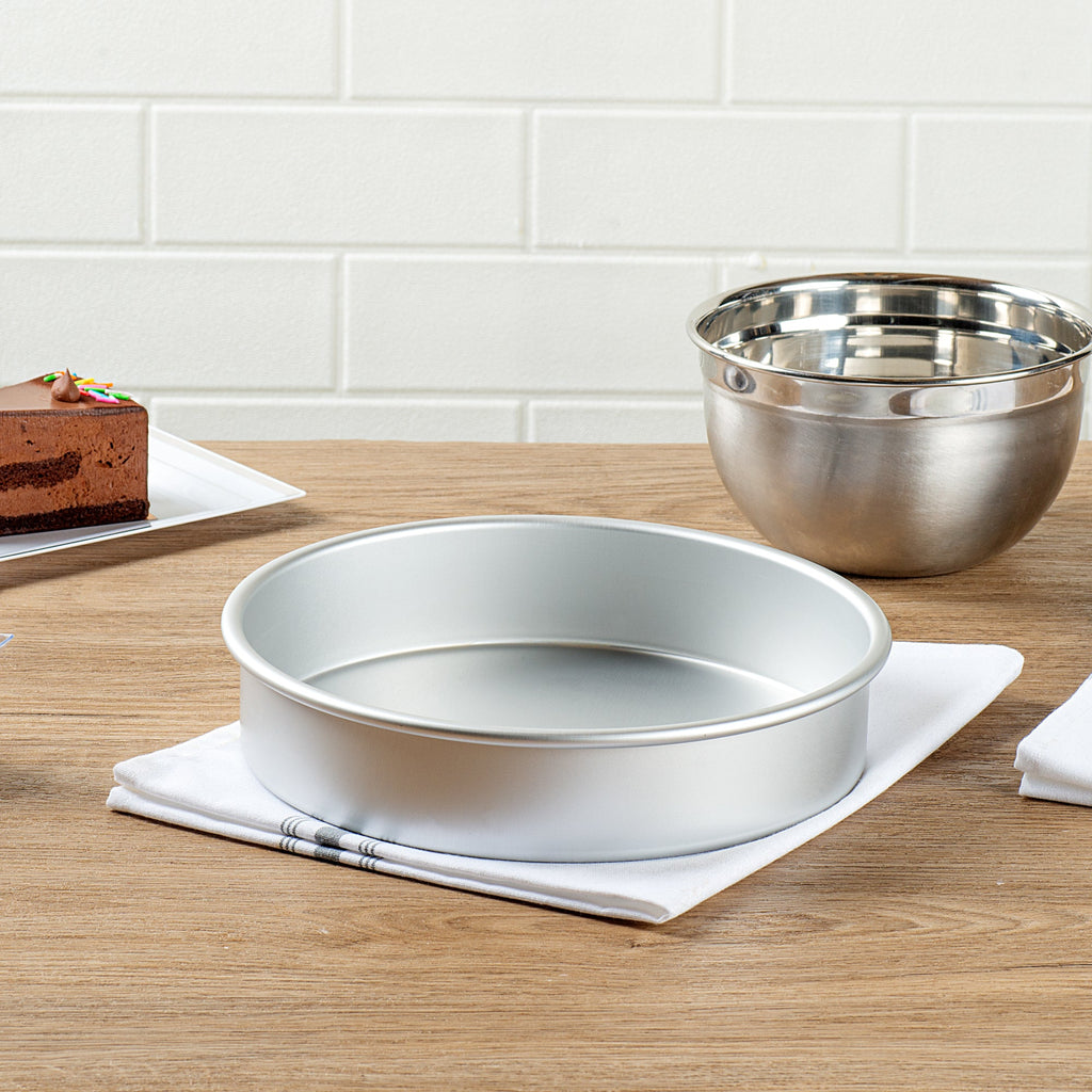 Met Lux Round Aluminum Straight-Sided Cake Pan - 9" x 9" x 2" - 1 count box
