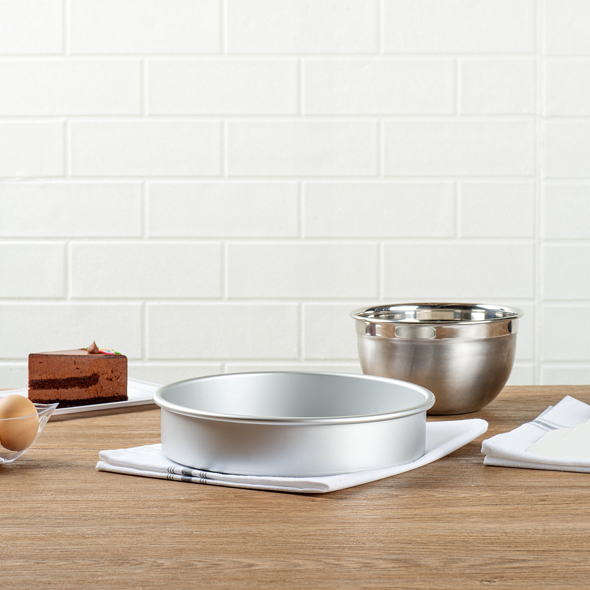 Met Lux Round Aluminum Straight-Sided Cake Pan - 9" x 9" x 2" - 1 count box
