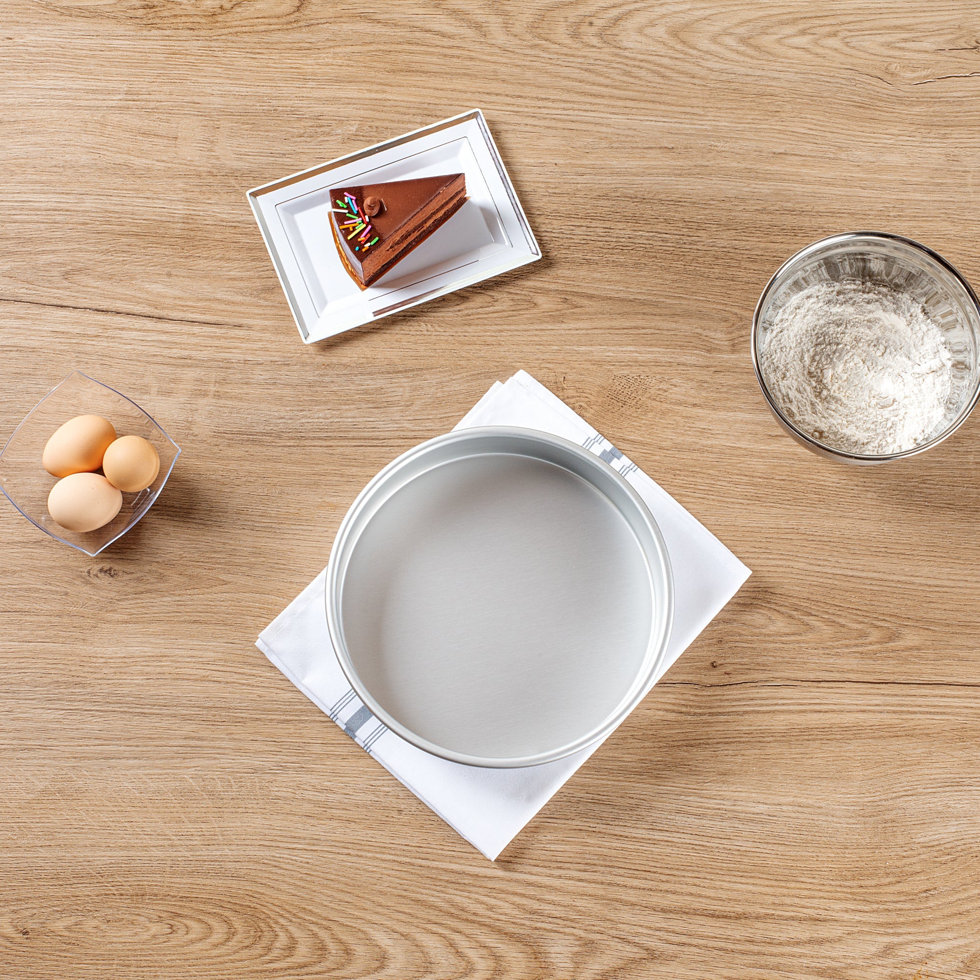 Met Lux Round Aluminum Straight-Sided Cake Pan - 9" x 9" x 2" - 1 count box