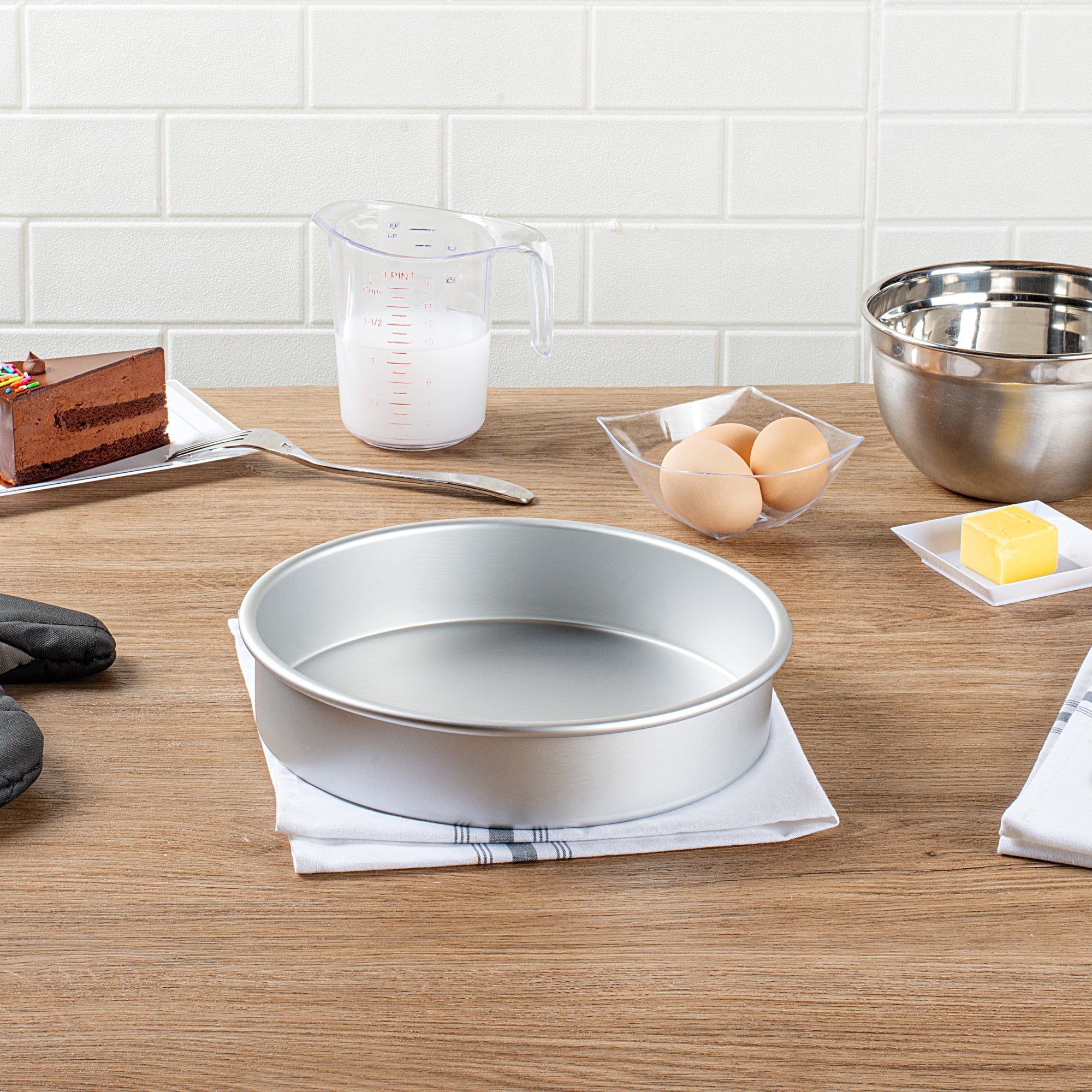 Met Lux Round Aluminum Straight-Sided Cake Pan - 9" x 9" x 2" - 1 count box
