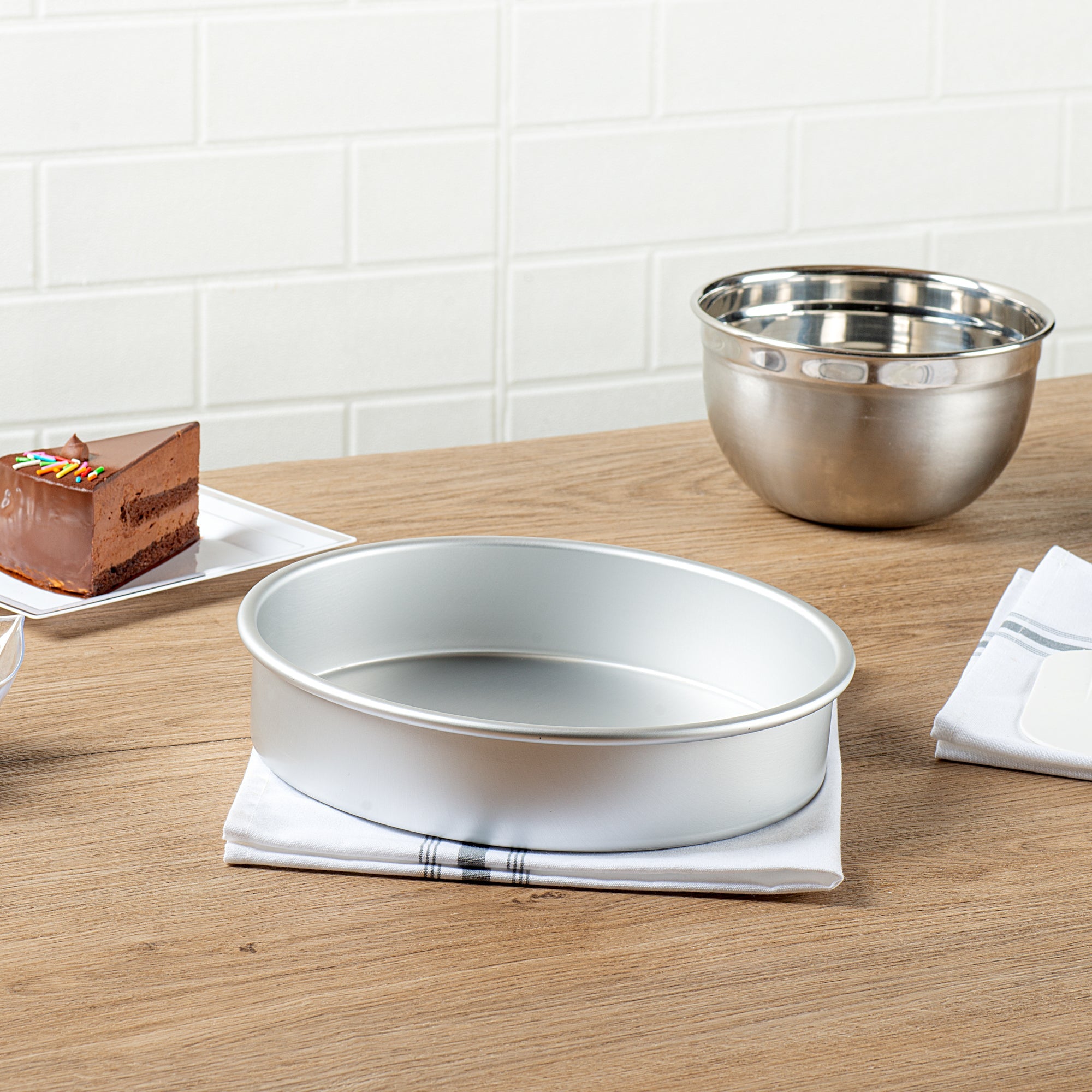 Met Lux Round Aluminum Straight-Sided Cake Pan - 9" x 9" x 2" - 12 count box
