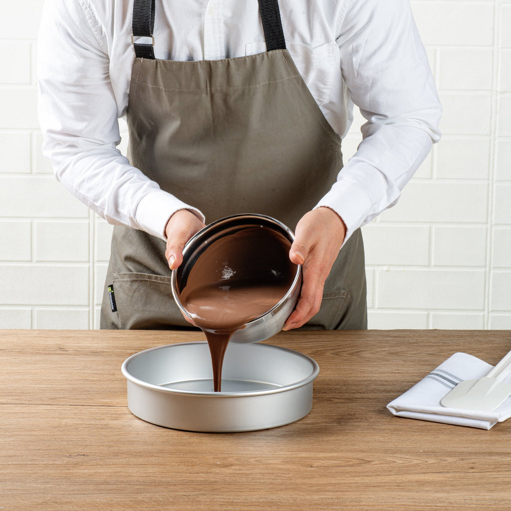 Met Lux Round Aluminum Straight-Sided Cake Pan - 9" x 9" x 2" - 12 count box