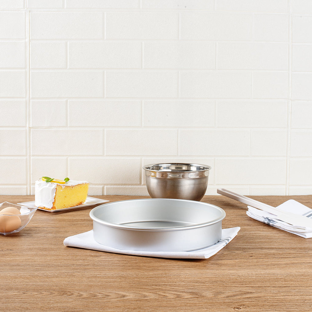 Met Lux Round Aluminum Straight-Sided Cake Pan - 10" x 10" x 2" - 1 count box