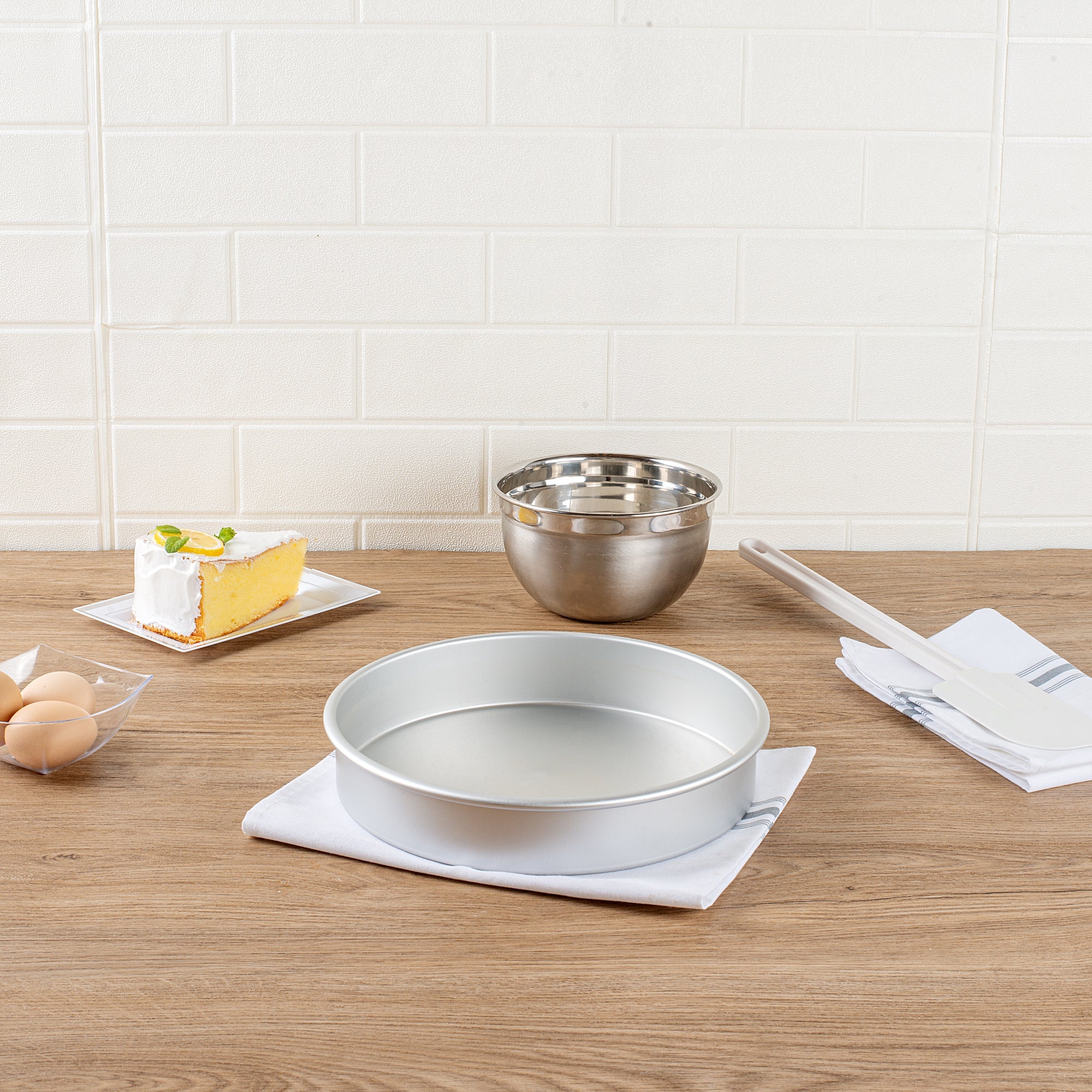 Met Lux Round Aluminum Straight-Sided Cake Pan - 10" x 10" x 2" - 12 count box