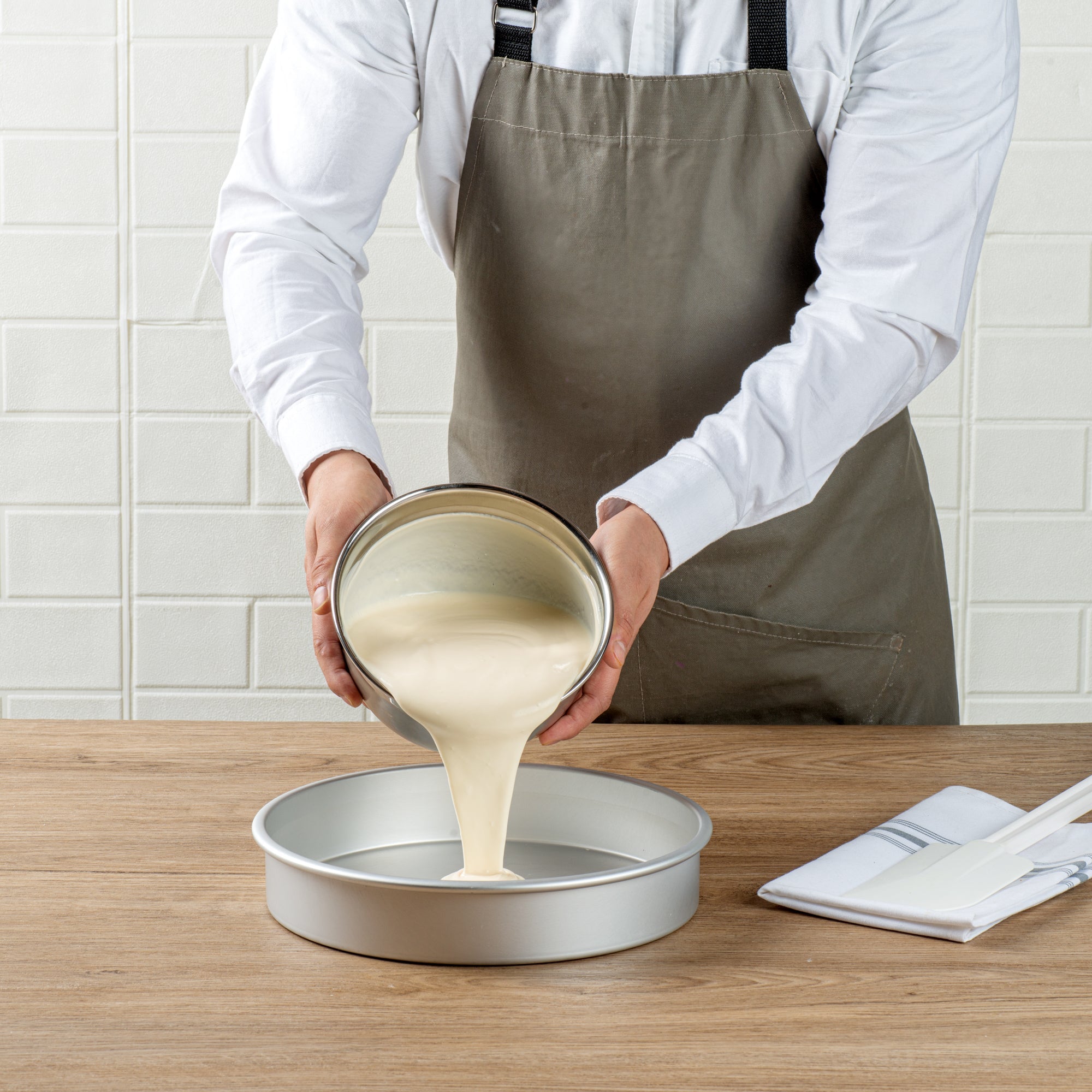 Met Lux Round Aluminum Straight-Sided Cake Pan - 10" x 10" x 2" - 12 count box