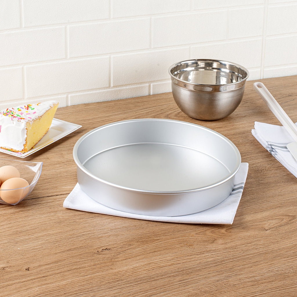 Met Lux Round Aluminum Straight-Sided Cake Pan - 11" x 11" x 2" - 12 count box