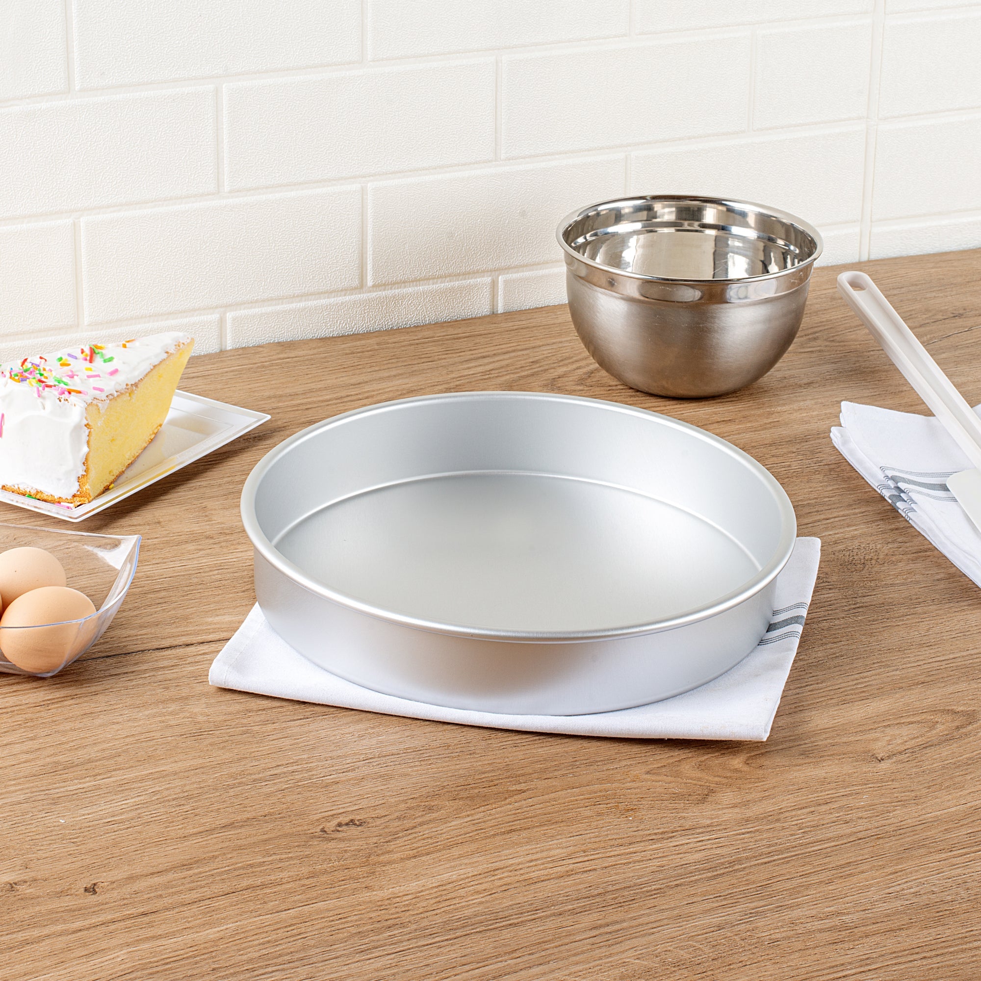 Met Lux Round Aluminum Straight-Sided Cake Pan - 11" x 11" x 2" - 12 count box