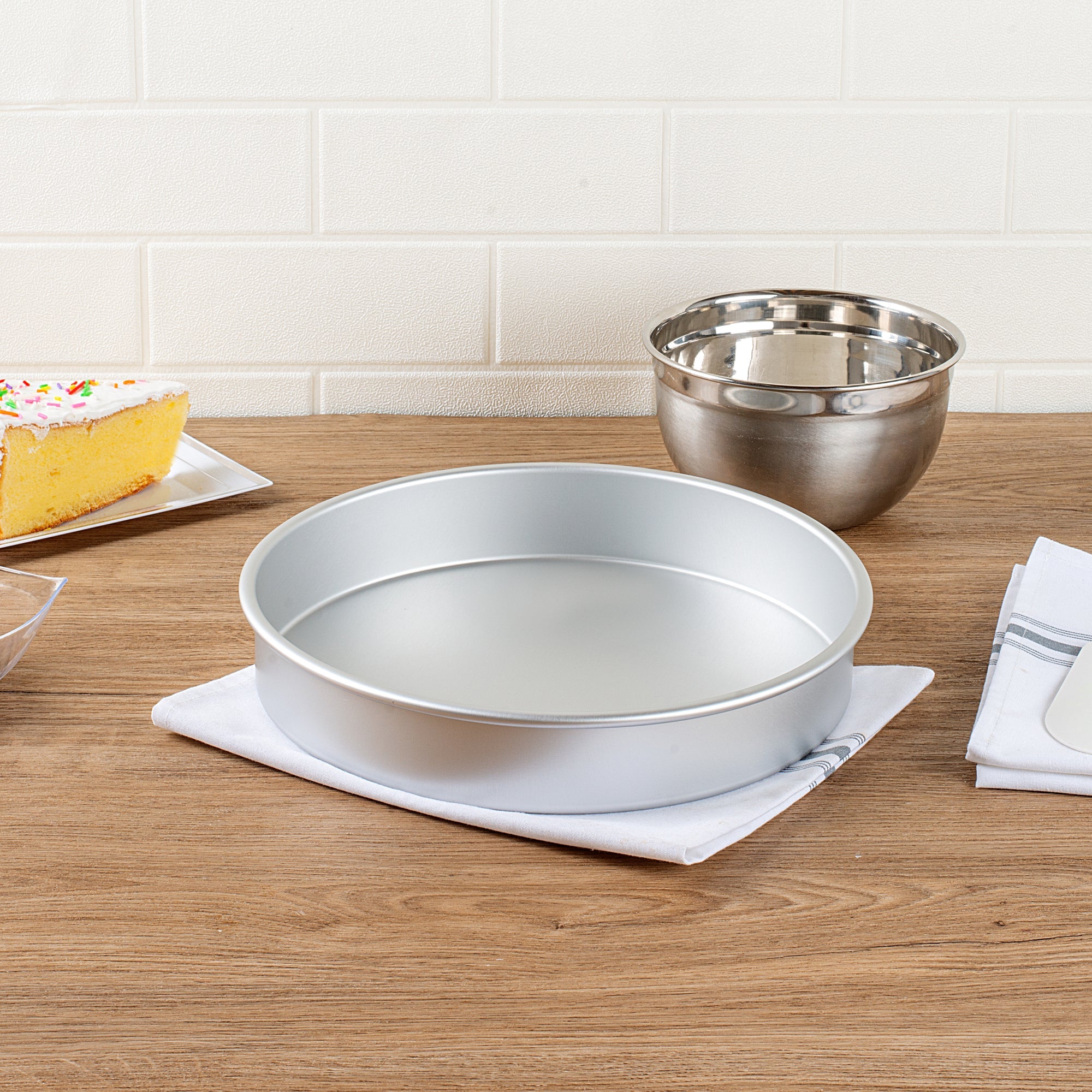 Met Lux Round Aluminum Straight-Sided Cake Pan - 11" x 11" x 2" - 12 count box