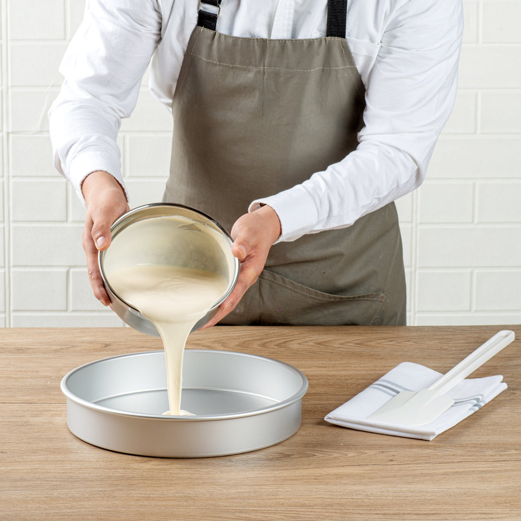 Met Lux Round Aluminum Straight-Sided Cake Pan - 11" x 11" x 2" - 12 count box