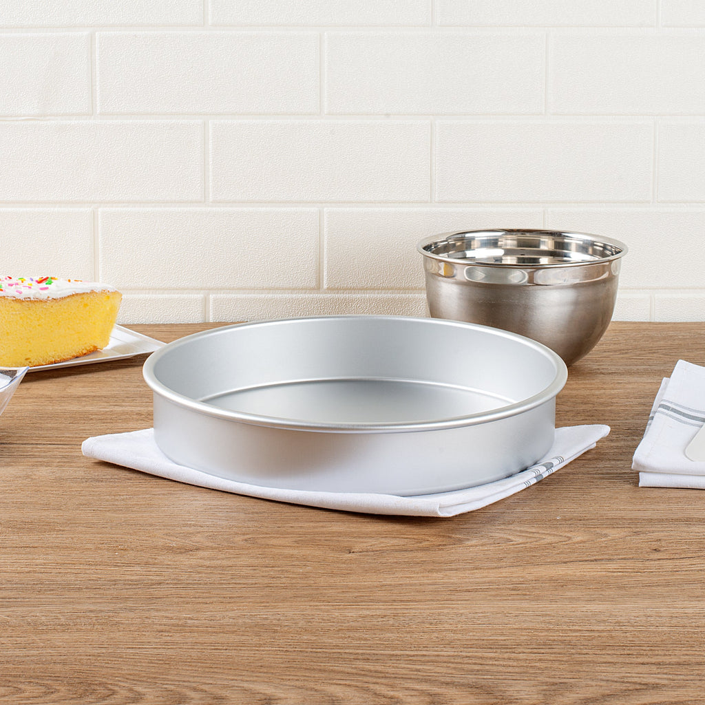 Met Lux Round Aluminum Straight-Sided Cake Pan - 11" x 11" x 2" - 12 count box