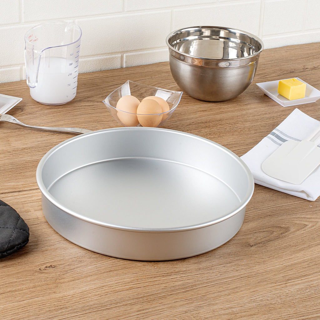 Met Lux Round Aluminum Straight-Sided Cake Pan - 11" x 11" x 2" - 12 count box