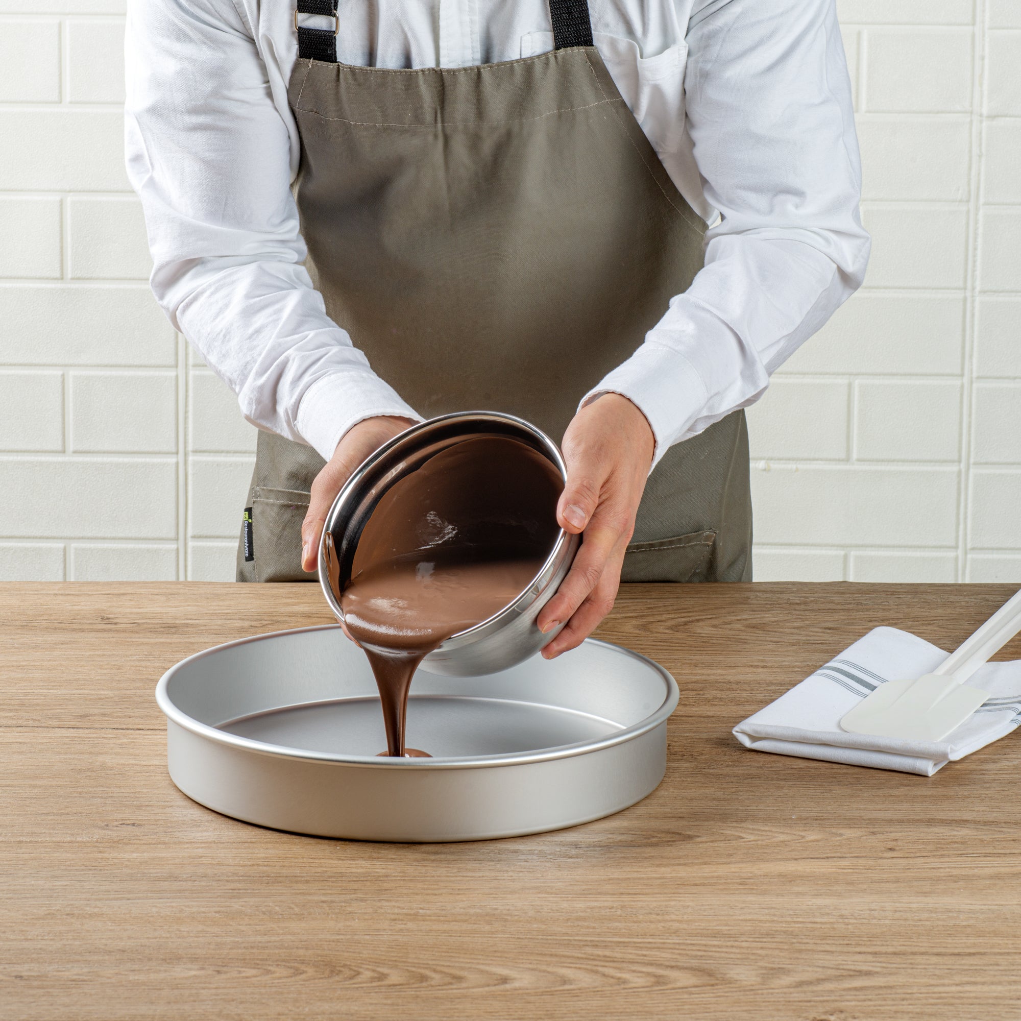Met Lux Round Aluminum Straight-Sided Cake Pan - 12" x 12" x 2" - 1 count box