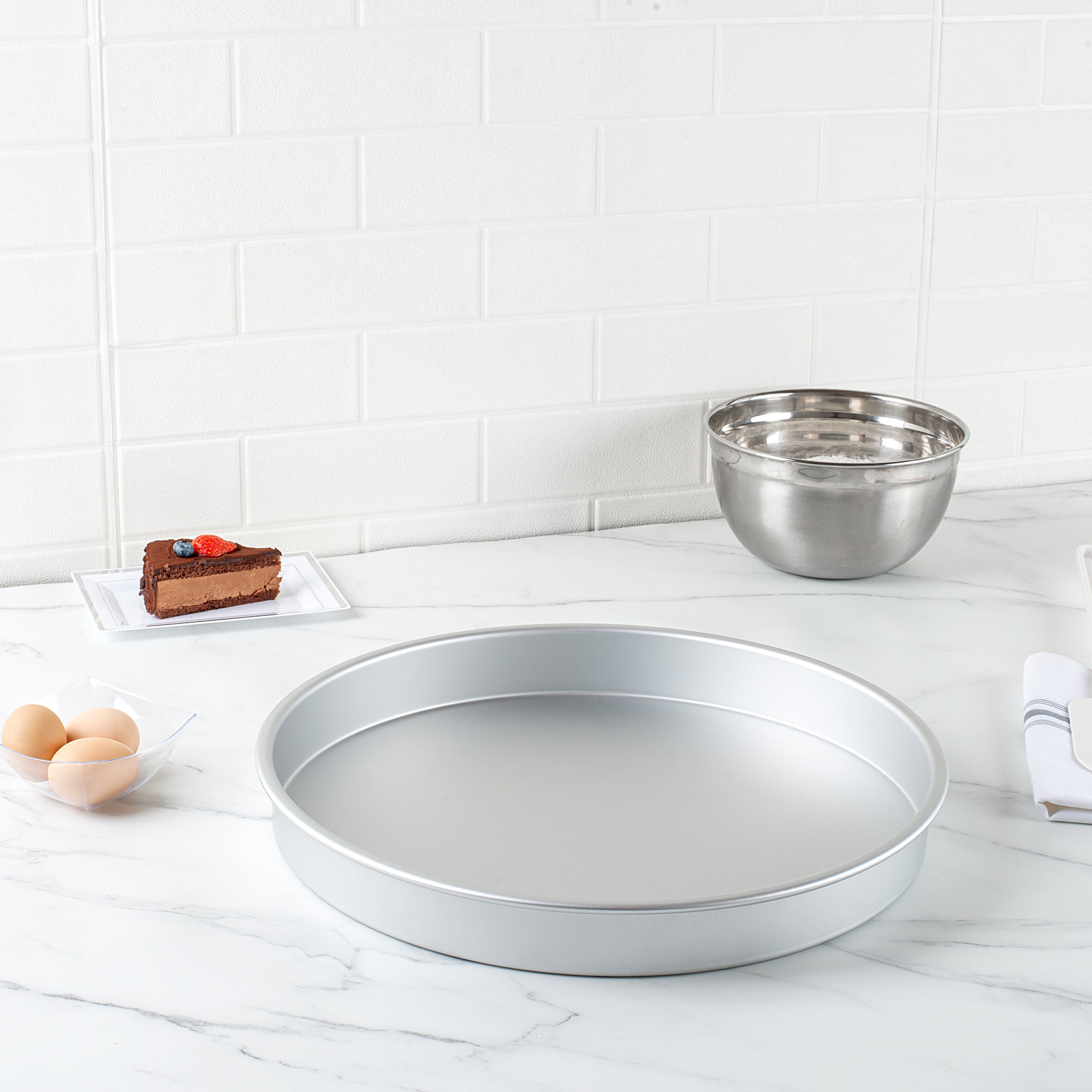 Met Lux Round Aluminum Straight-Sided Cake Pan - 16" x 16" x 2" - 1 count box