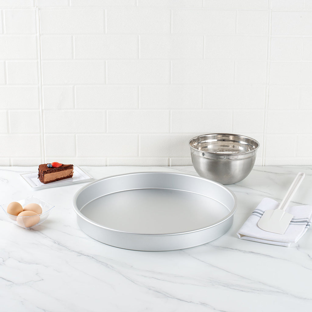 Met Lux Round Aluminum Straight-Sided Cake Pan - 16" x 16" x 2" - 1 count box