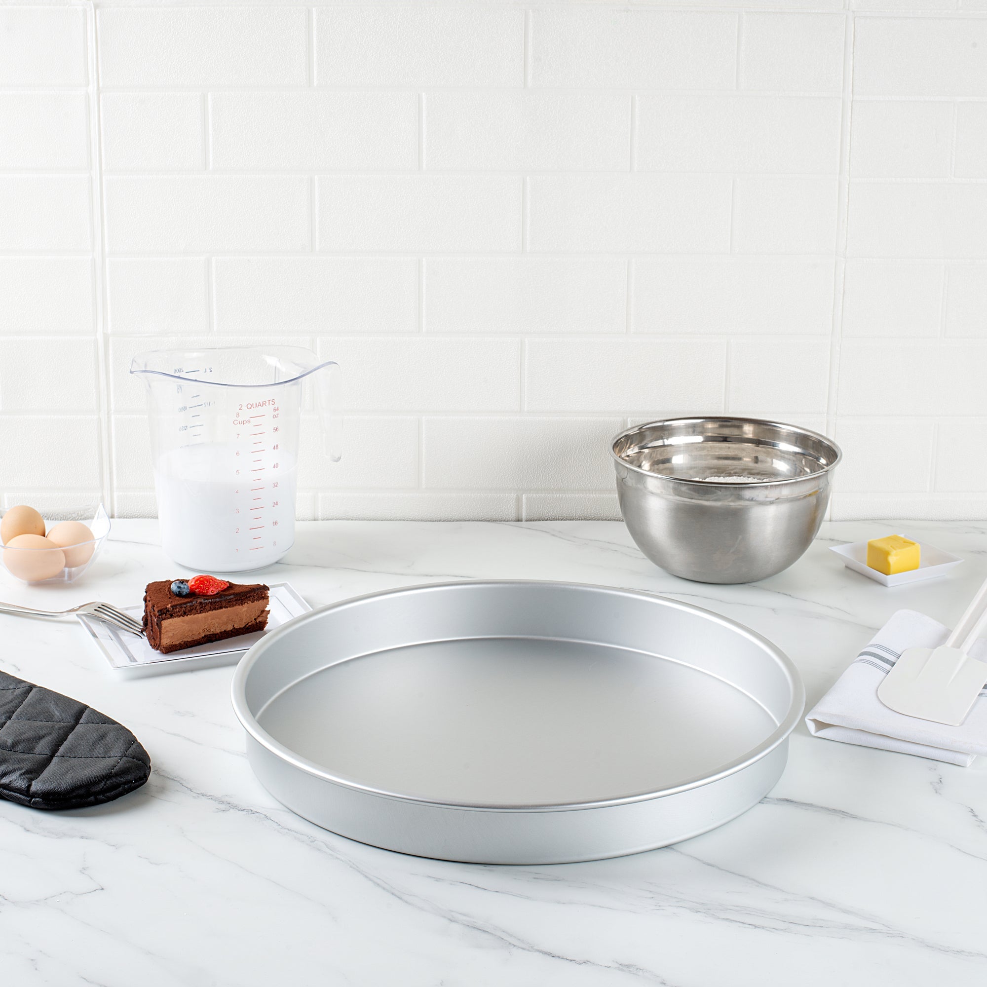 Met Lux Round Aluminum Straight-Sided Cake Pan - 16" x 16" x 2" - 12 count box