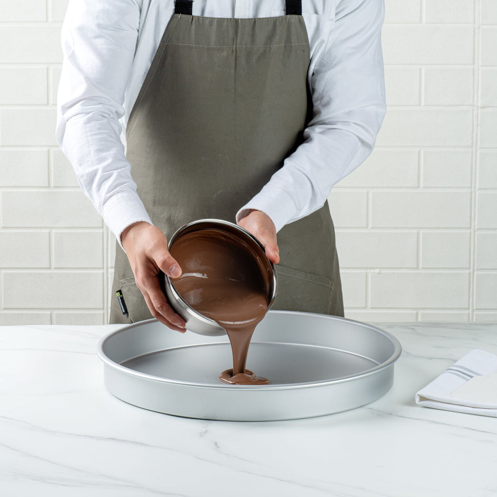Met Lux Round Aluminum Straight-Sided Cake Pan - 16" x 16" x 2" - 12 count box