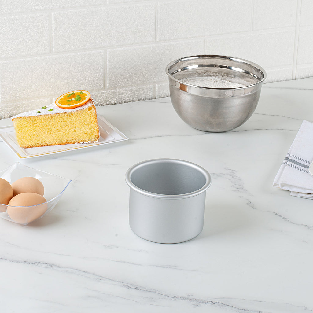 Met Lux Round Aluminum Straight-Sided Cake Pan - 4" x 4" x 3" - 12 count box