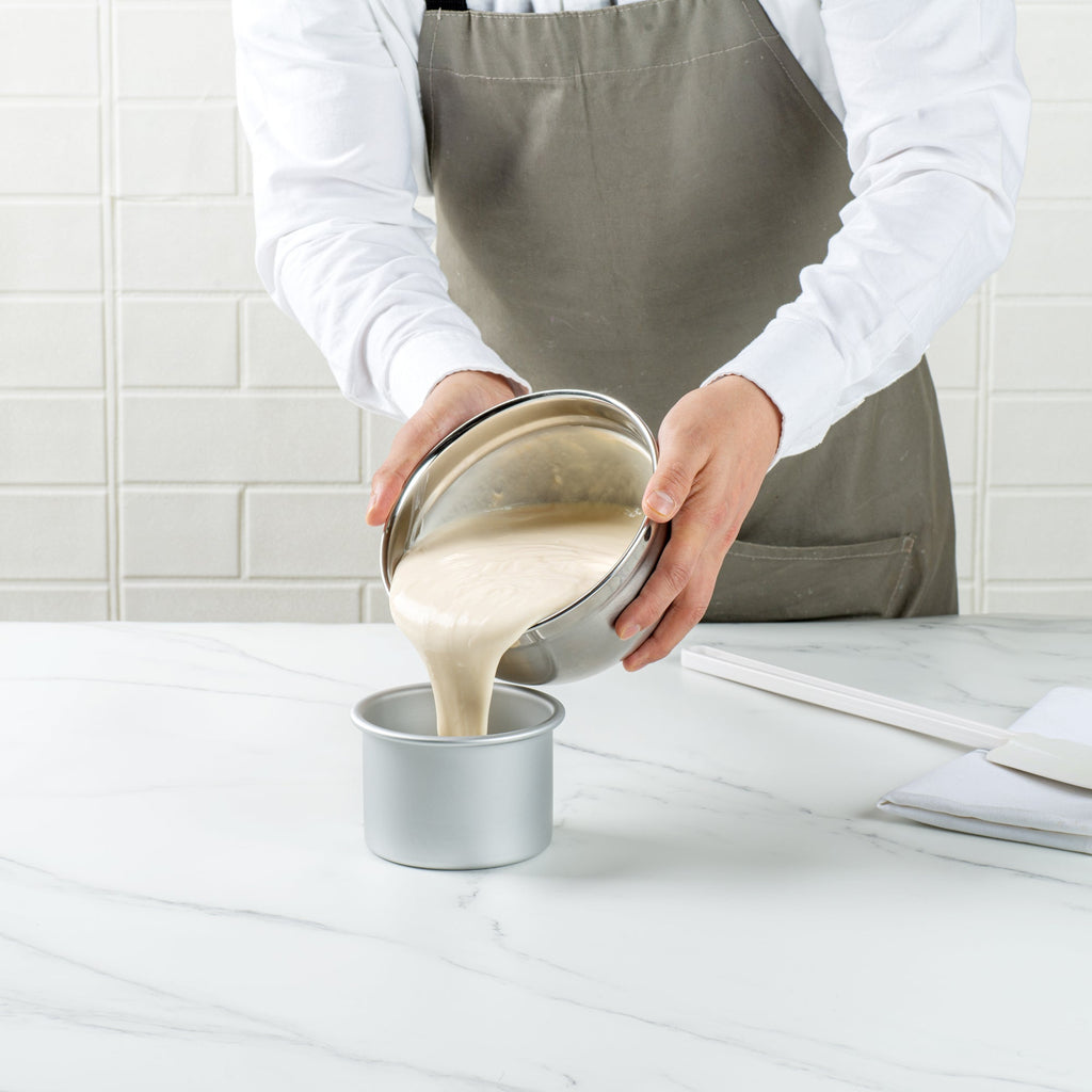 Met Lux Round Aluminum Straight-Sided Cake Pan - 4" x 4" x 3" - 12 count box