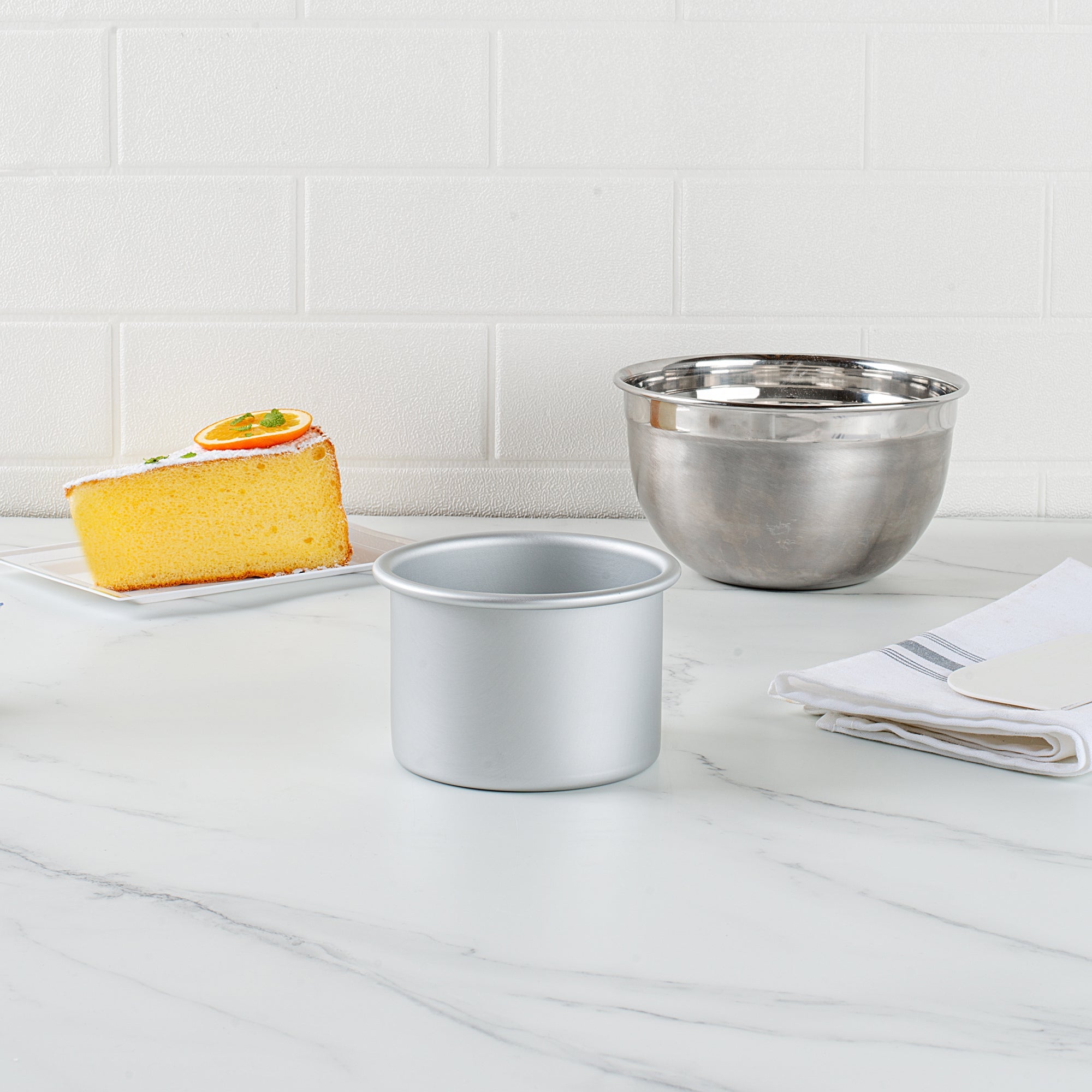 Met Lux Round Aluminum Straight-Sided Cake Pan - 4" x 4" x 3" - 12 count box