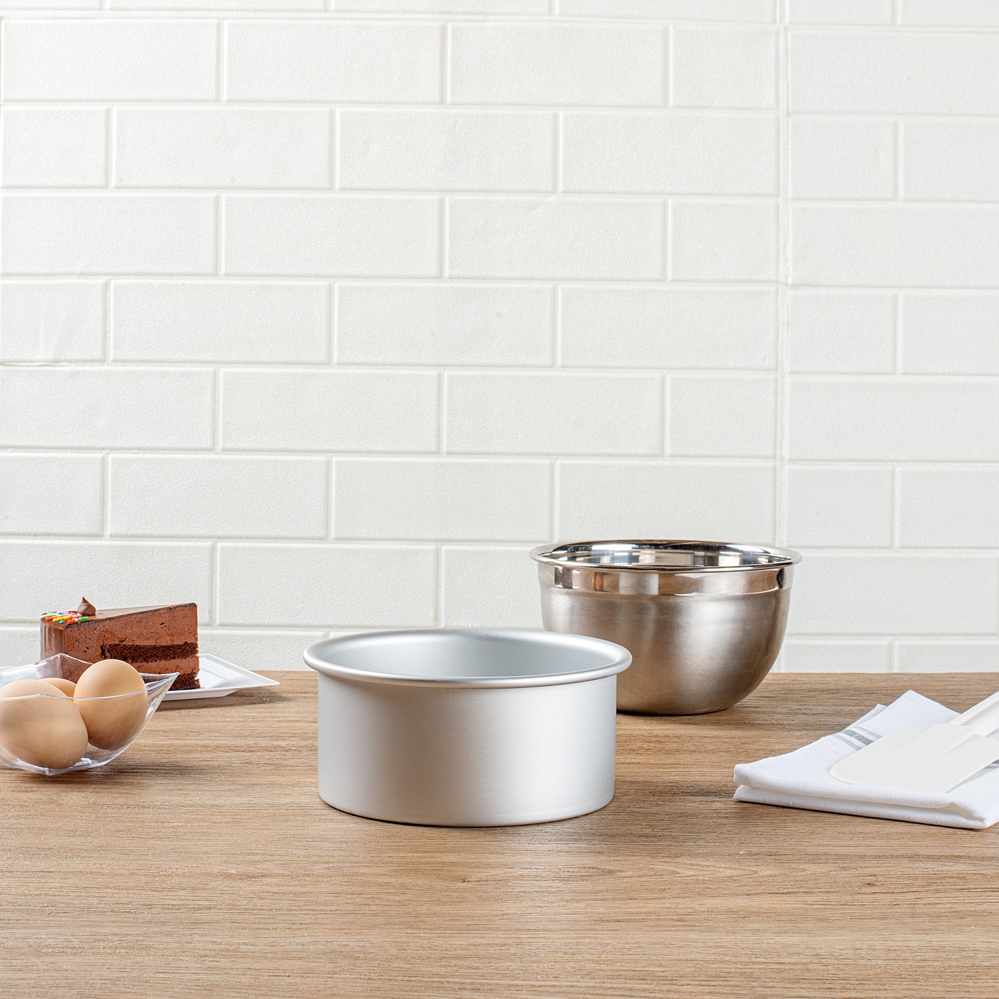 Met Lux Round Aluminum Straight-Sided Cake Pan - 6" x 6" x 3" - 1 count box