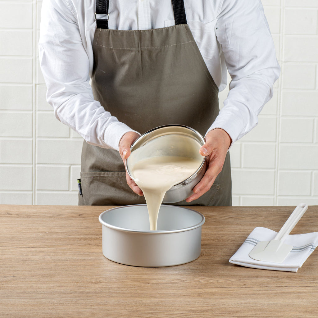 Met Lux Round Aluminum Straight-Sided Cake Pan - 8" x 8" x 3" - 1 count box