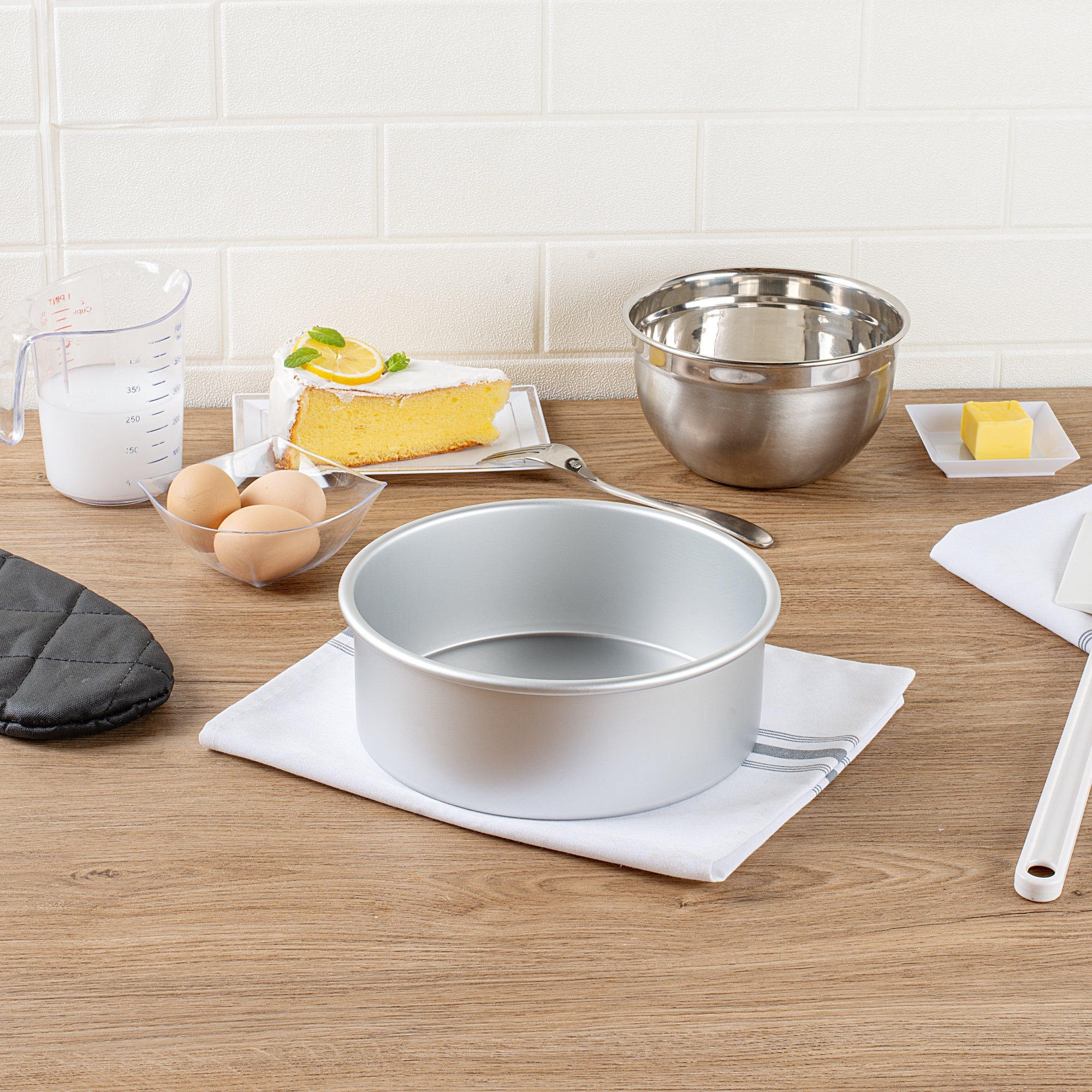 Met Lux Round Aluminum Straight-Sided Cake Pan - 8" x 8" x 3" - 1 count box