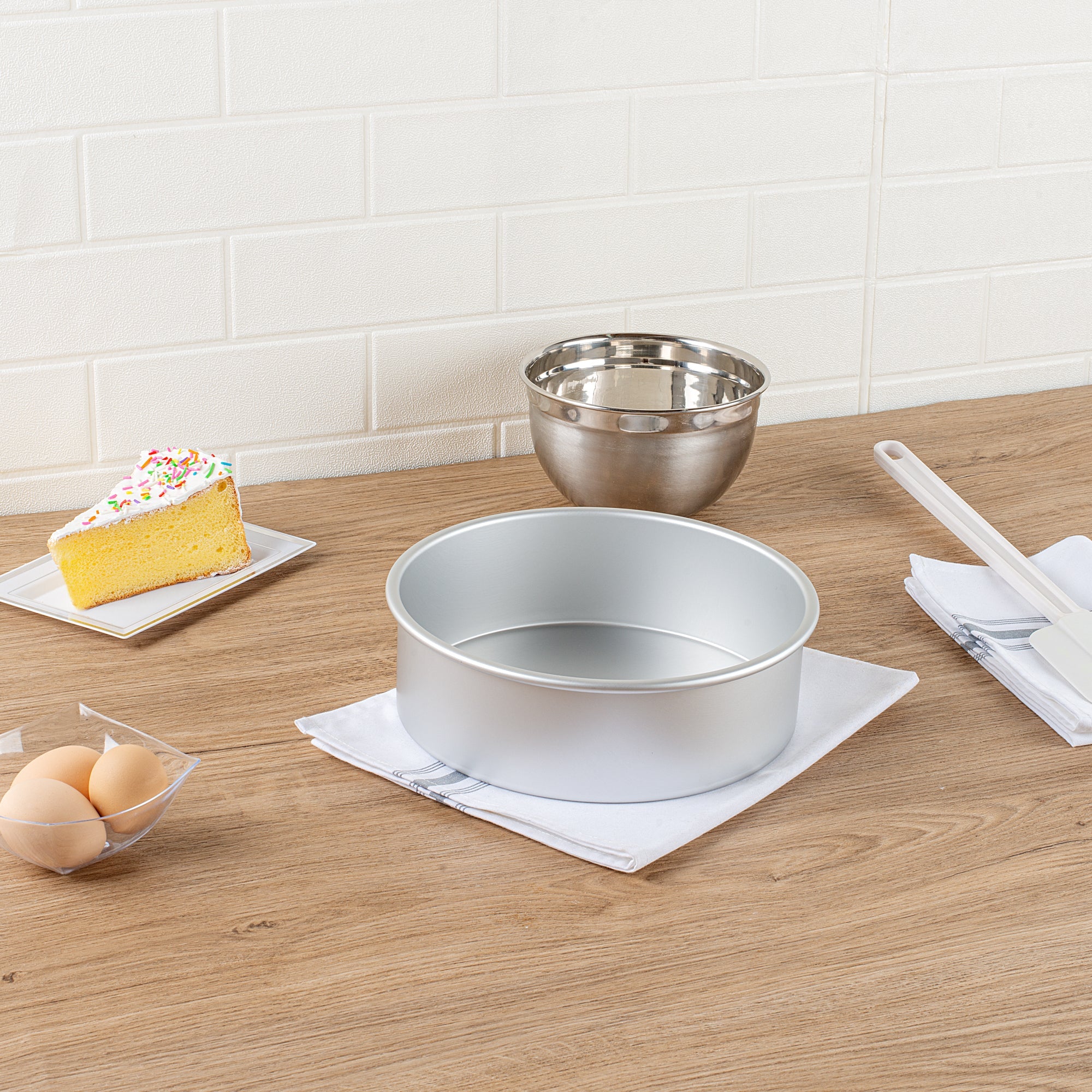 Met Lux Round Aluminum Straight-Sided Cake Pan - 9" x 9" x 3" - 1 count box
