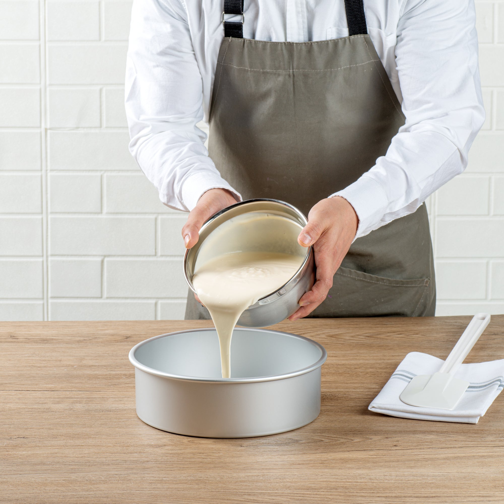Met Lux Round Aluminum Straight-Sided Cake Pan - 9" x 9" x 3" - 1 count box