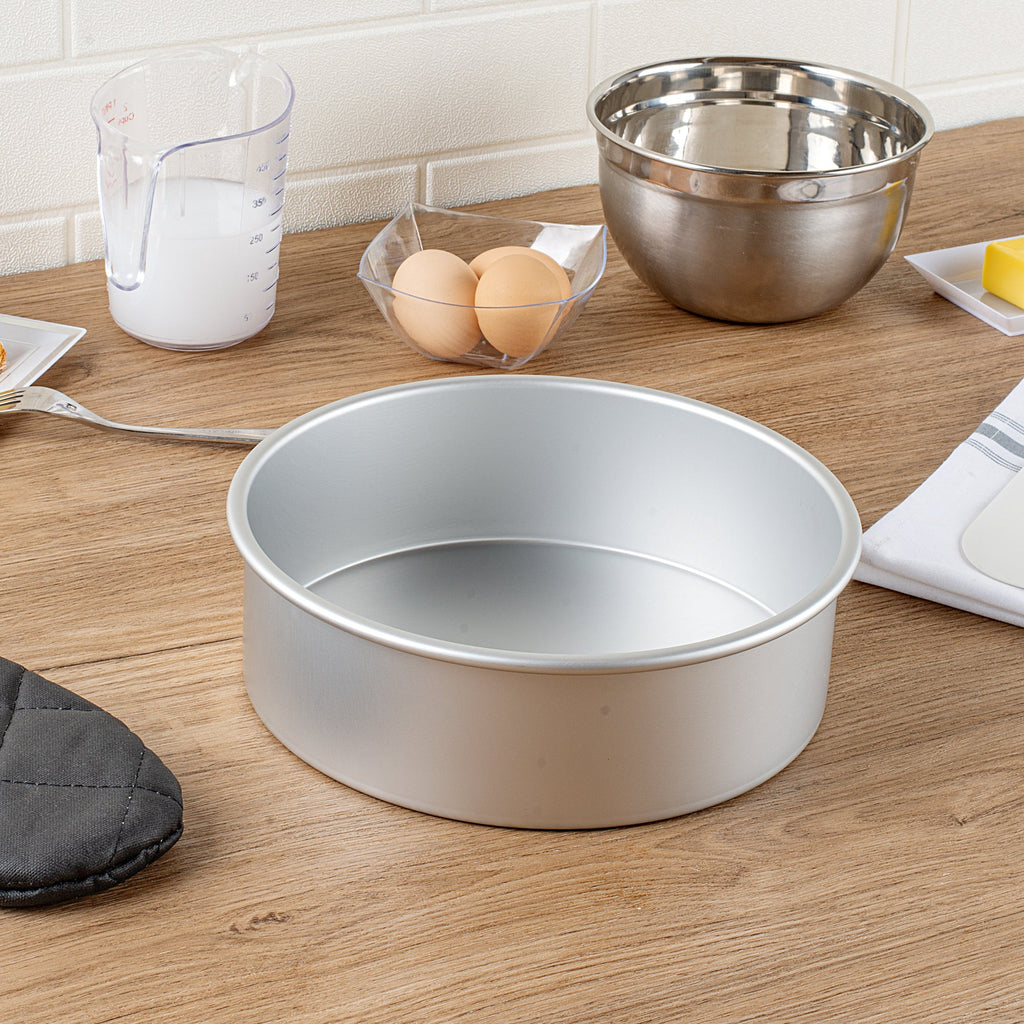 Met Lux Round Aluminum Straight-Sided Cake Pan - 9" x 9" x 3" - 1 count box