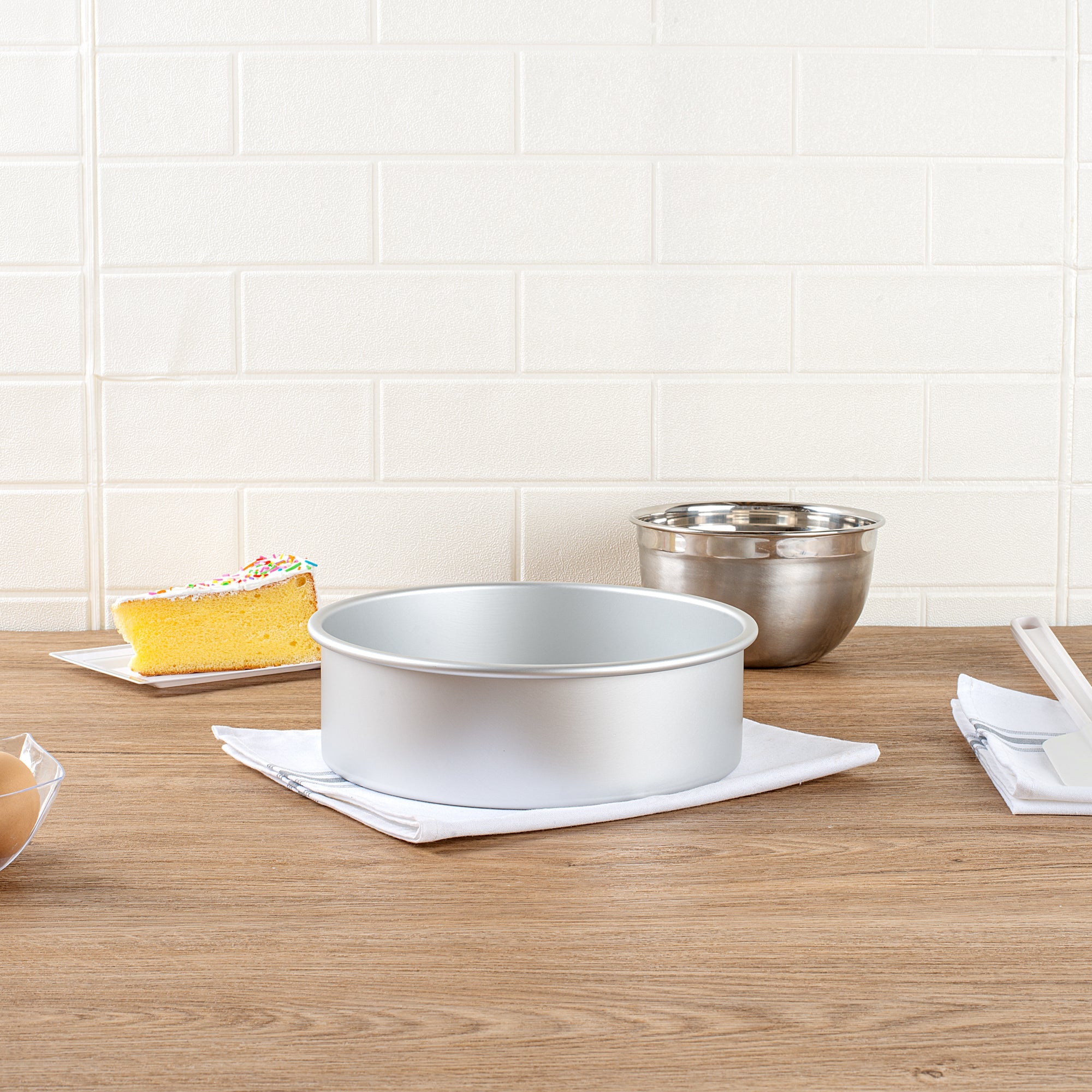 Met Lux Round Aluminum Straight-Sided Cake Pan - 9" x 9" x 3" - 1 count box
