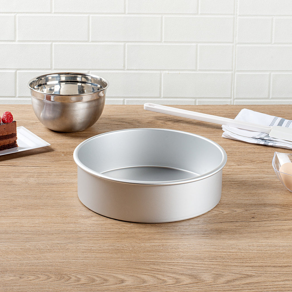 Met Lux Round Aluminum Straight-Sided Cake Pan - 10" x 10" x 3" - 1 count box