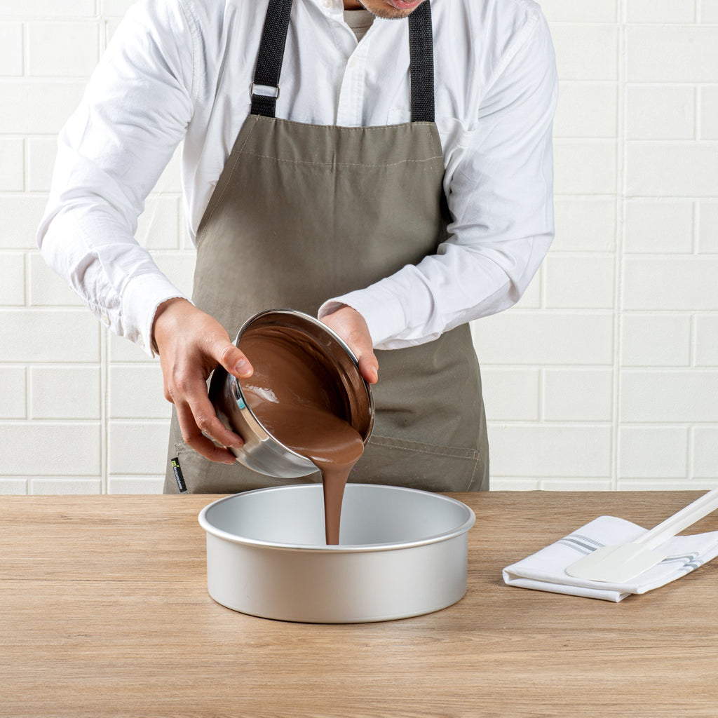 Met Lux Round Aluminum Straight-Sided Cake Pan - 10" x 10" x 3" - 1 count box