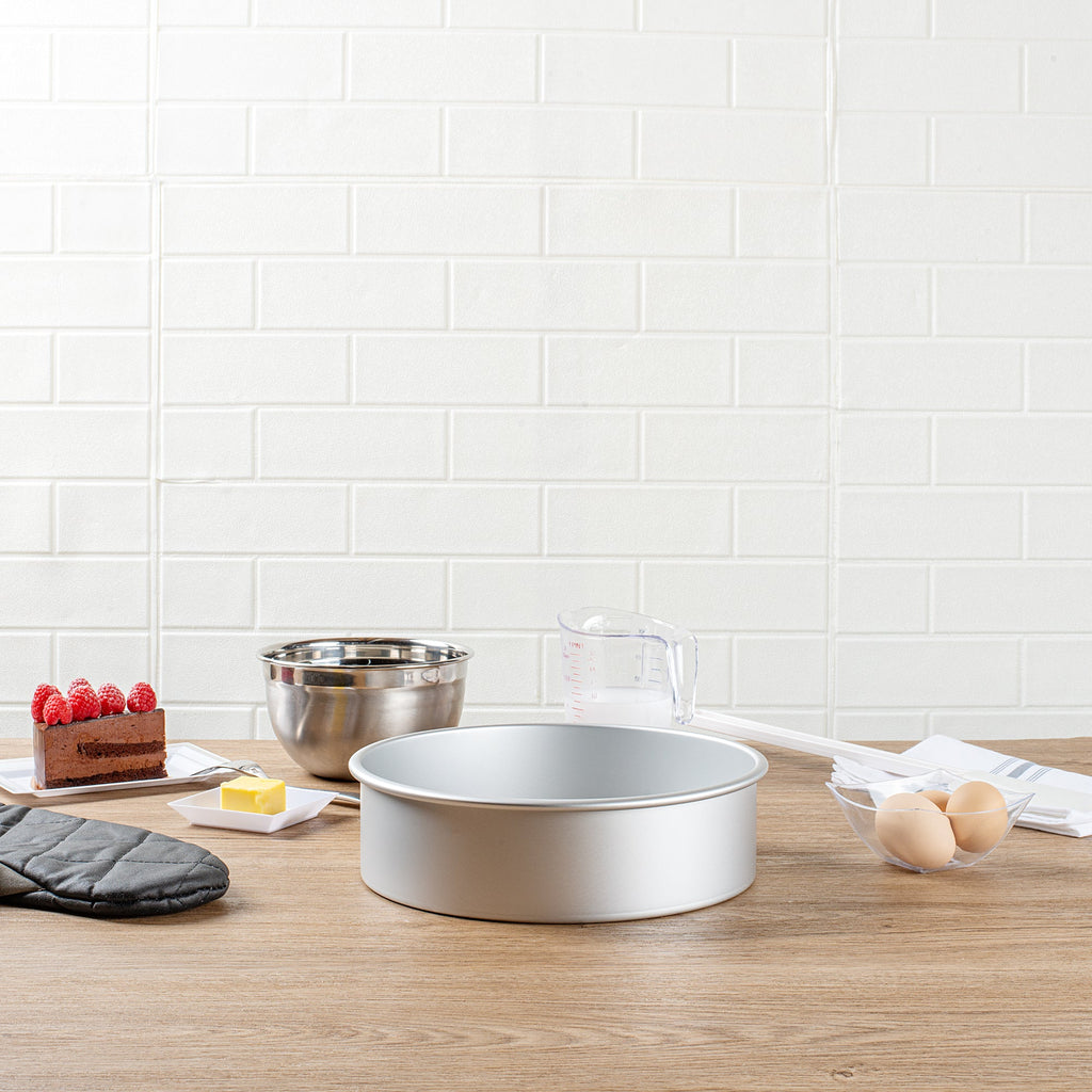 Met Lux Round Aluminum Straight-Sided Cake Pan - 10" x 10" x 3" - 1 count box