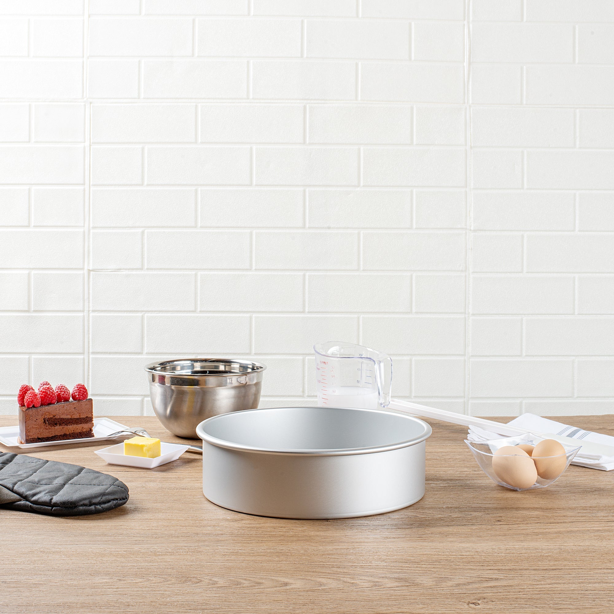 Met Lux Round Aluminum Straight-Sided Cake Pan - 10" x 10" x 3" - 1 count box