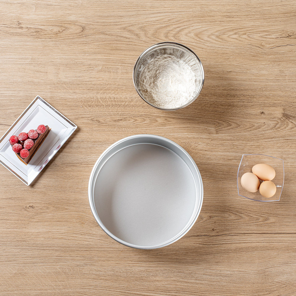 Met Lux Round Aluminum Straight-Sided Cake Pan - 10" x 10" x 3" - 12 count box