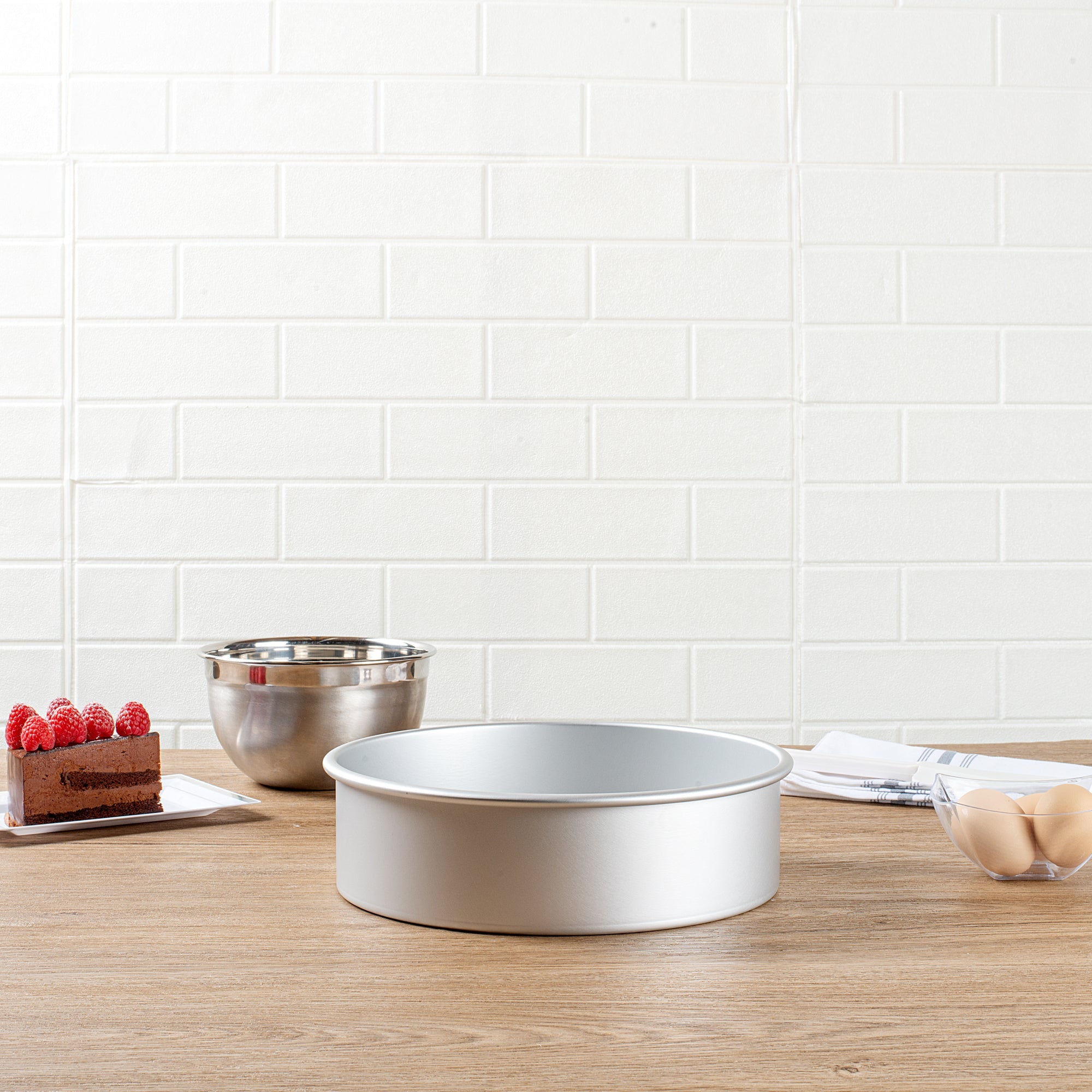 Met Lux Round Aluminum Straight-Sided Cake Pan - 10" x 10" x 3" - 12 count box