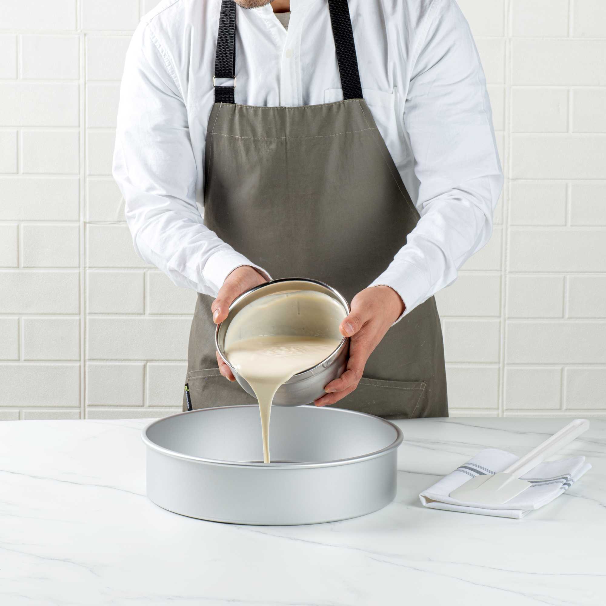 Met Lux Round Aluminum Straight-Sided Cake Pan - 12" x 12" x 3" - 1 count box