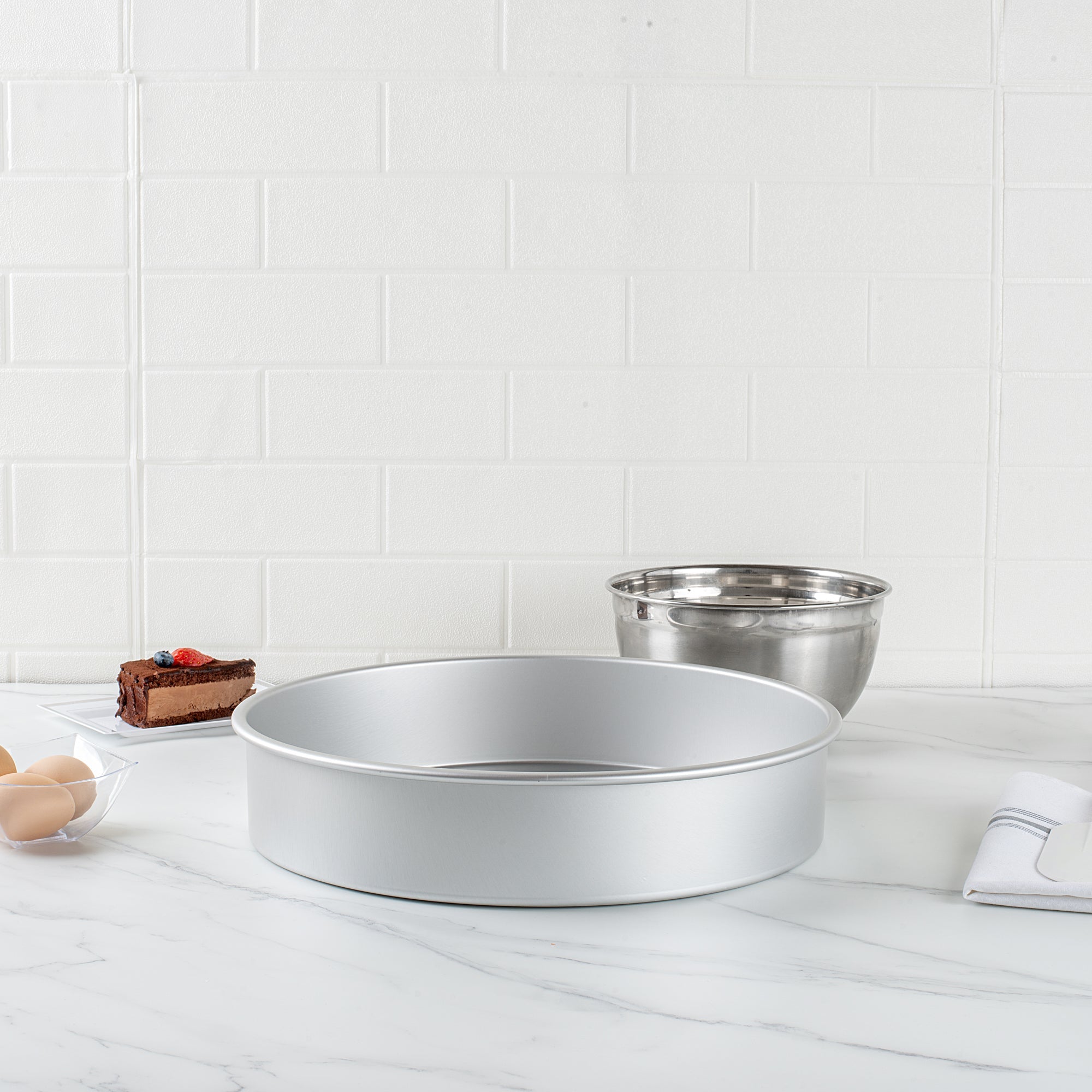 Met Lux Round Aluminum Straight-Sided Cake Pan - 14" x 14" x 3" - 1 count box