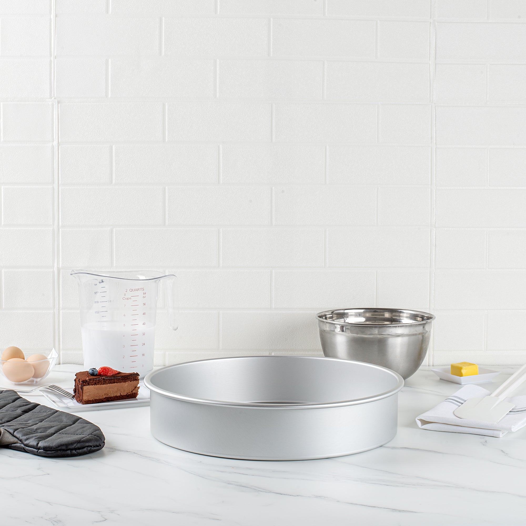Met Lux Round Aluminum Straight-Sided Cake Pan - 14" x 14" x 3" - 1 count box