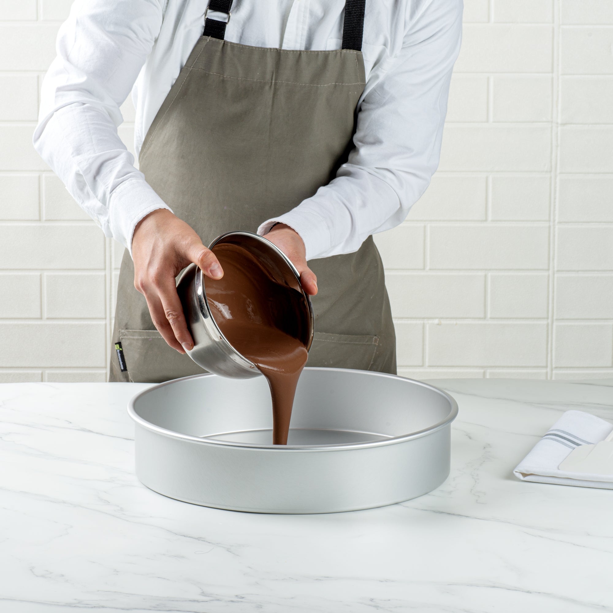 Met Lux Round Aluminum Straight-Sided Cake Pan - 14" x 14" x 3" - 12 count box