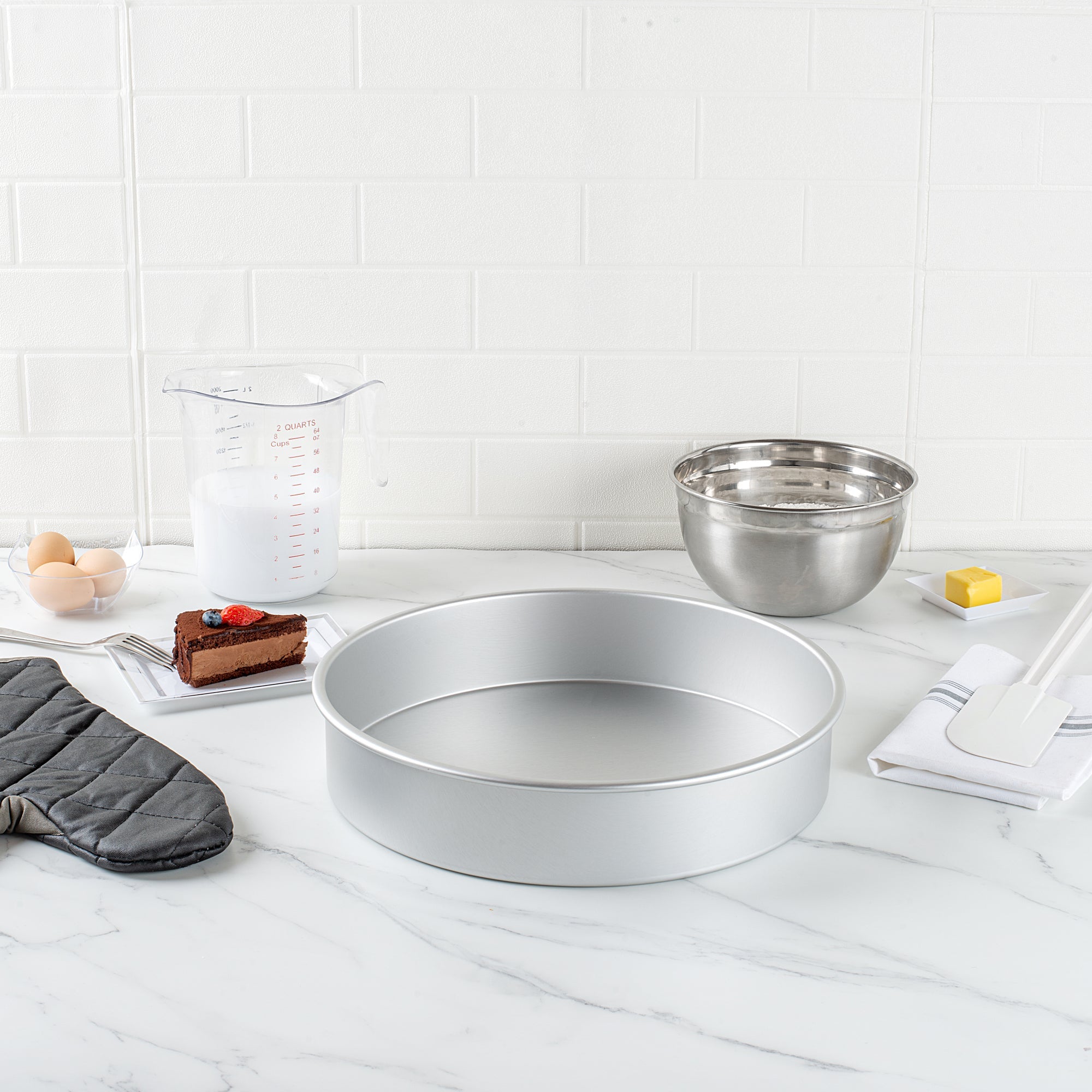 Met Lux Round Aluminum Straight-Sided Cake Pan - 14" x 14" x 3" - 12 count box