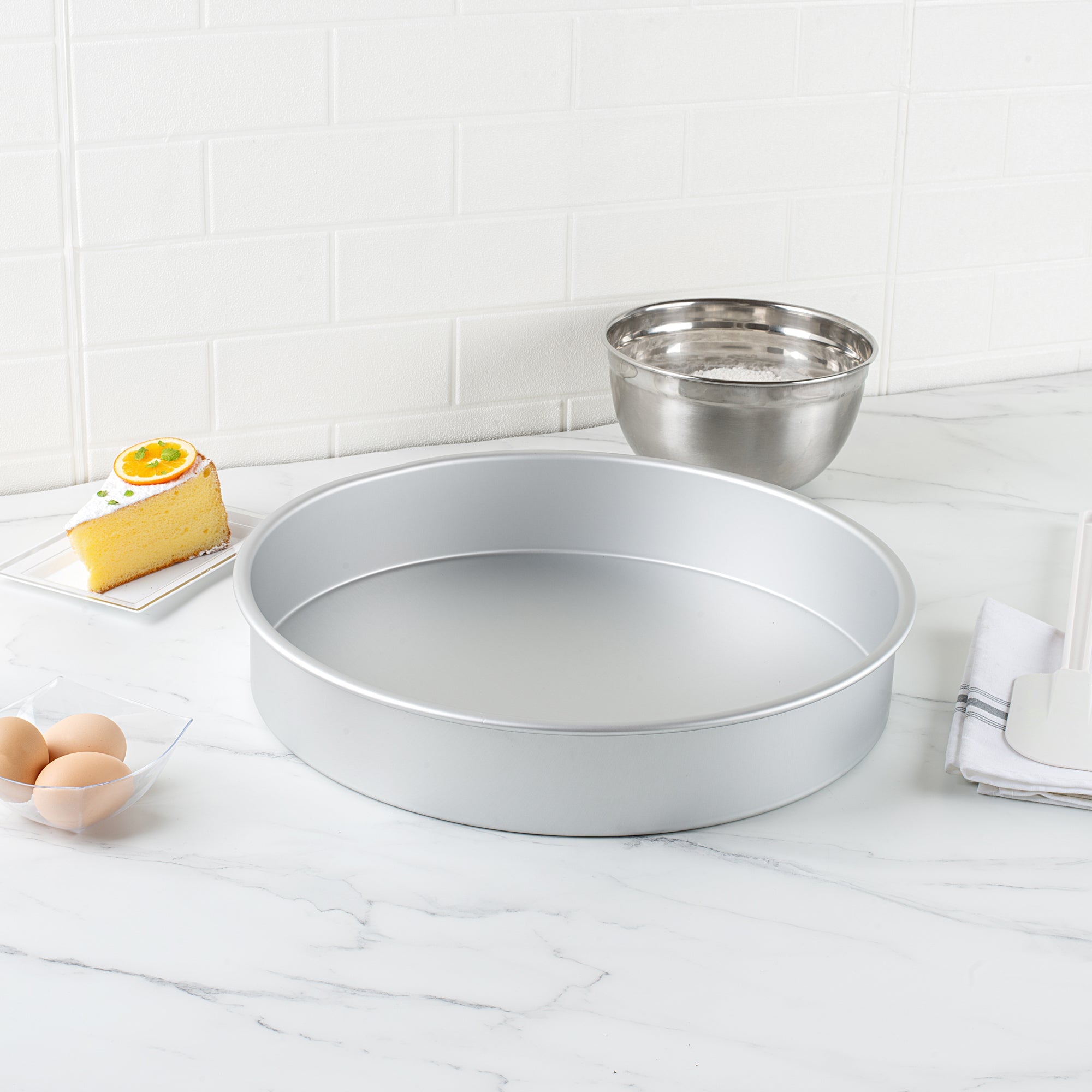 Met Lux Round Aluminum Straight-Sided Cake Pan - 16" x 16" x 3" - 1 count box