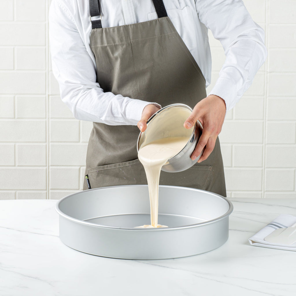 Met Lux Round Aluminum Straight-Sided Cake Pan - 16" x 16" x 3" - 1 count box