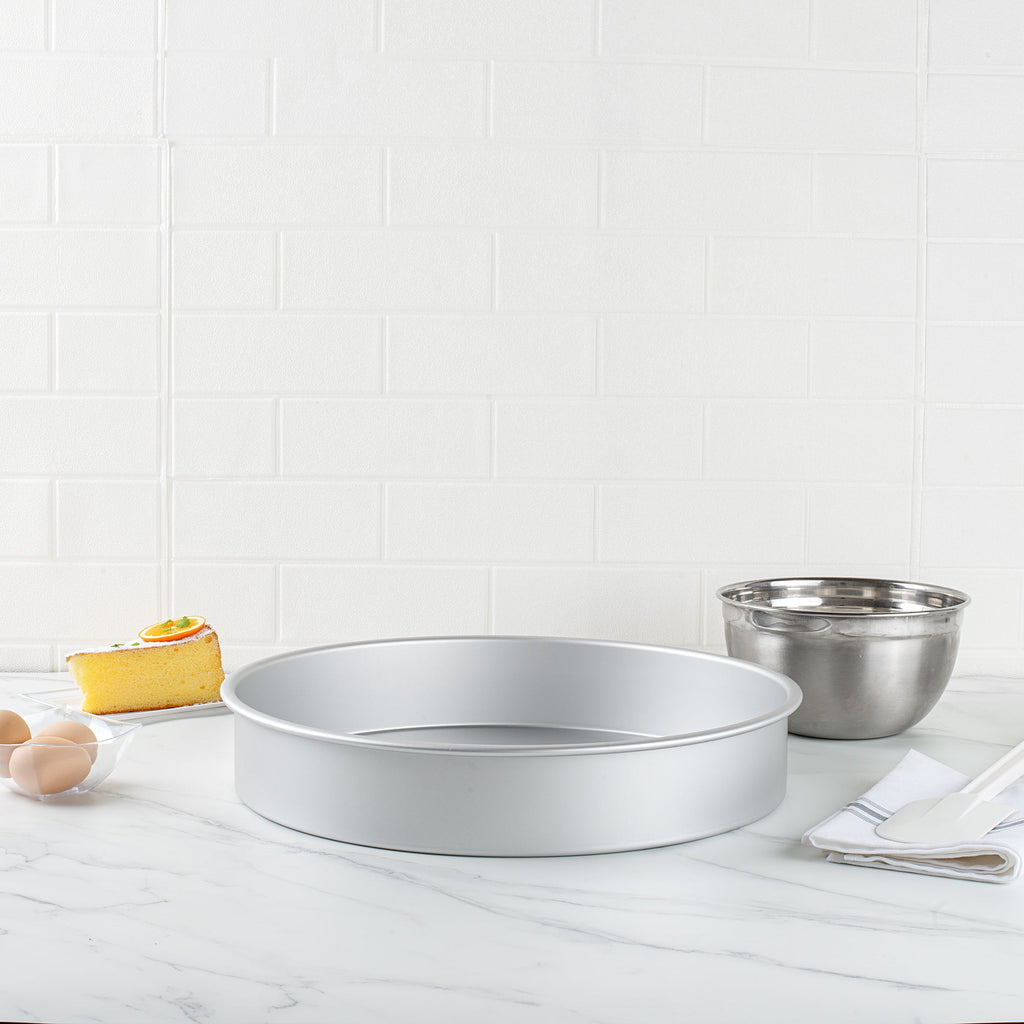 Met Lux Round Aluminum Straight-Sided Cake Pan - 16" x 16" x 3" - 1 count box